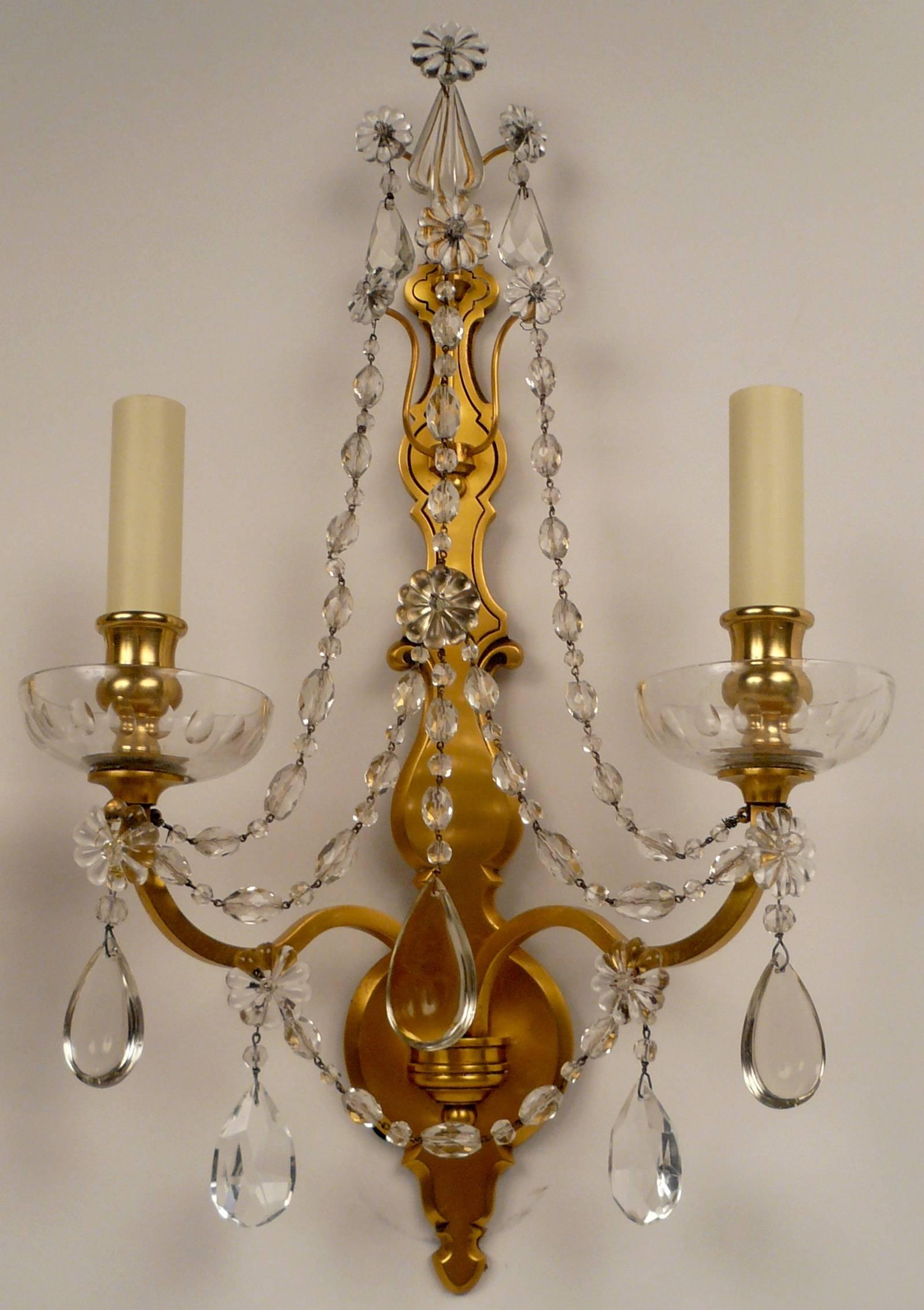 Louis XVI Paire d'appliques à deux lumières en bronze doré et cristal par Sterling Bronze Co. N.Y. en vente