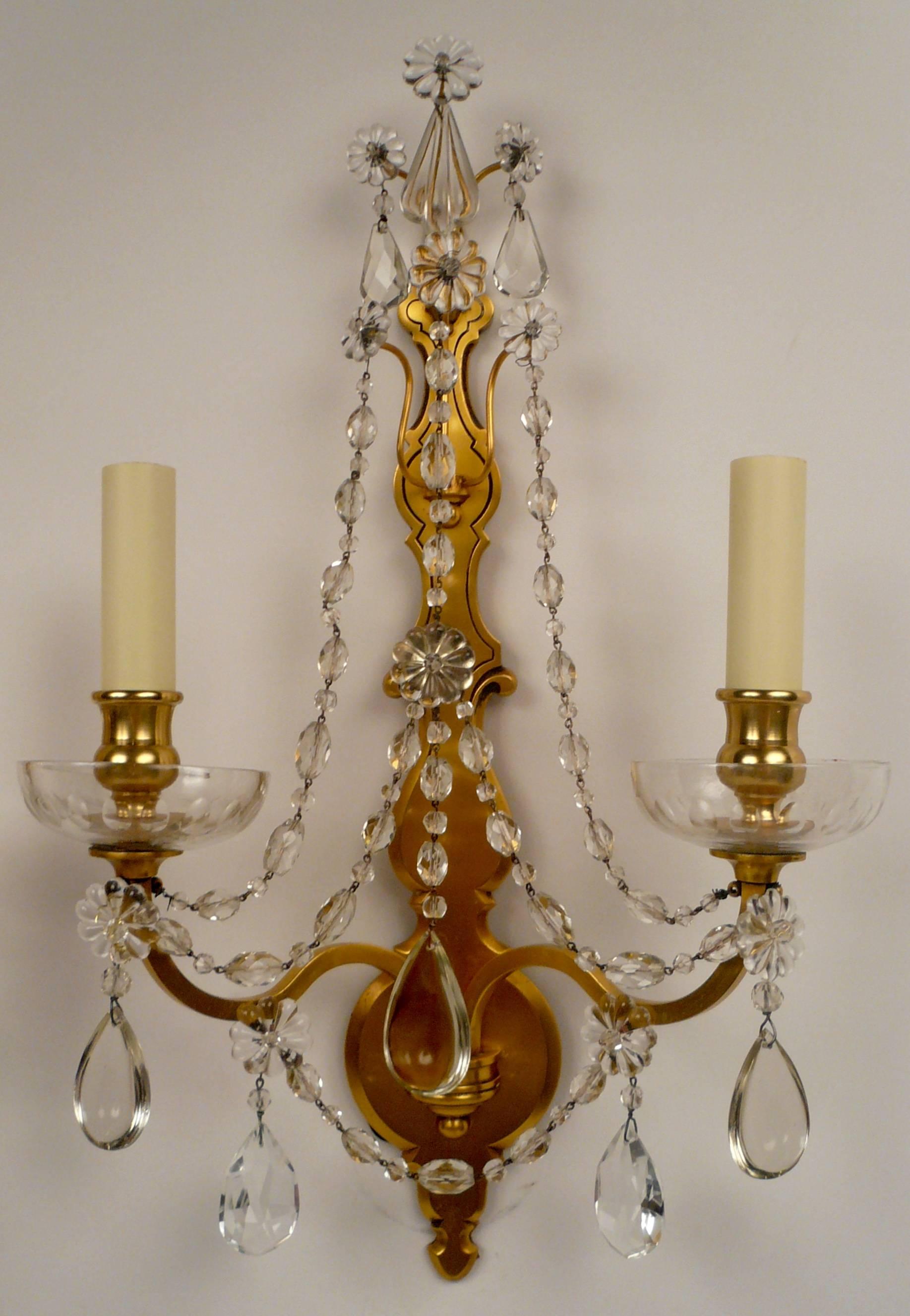 Zwei vergoldete Bronze- und Kristallleuchter mit zwei Lichtern von Sterling Bronze Co. N.Y. (Facettiert) im Angebot