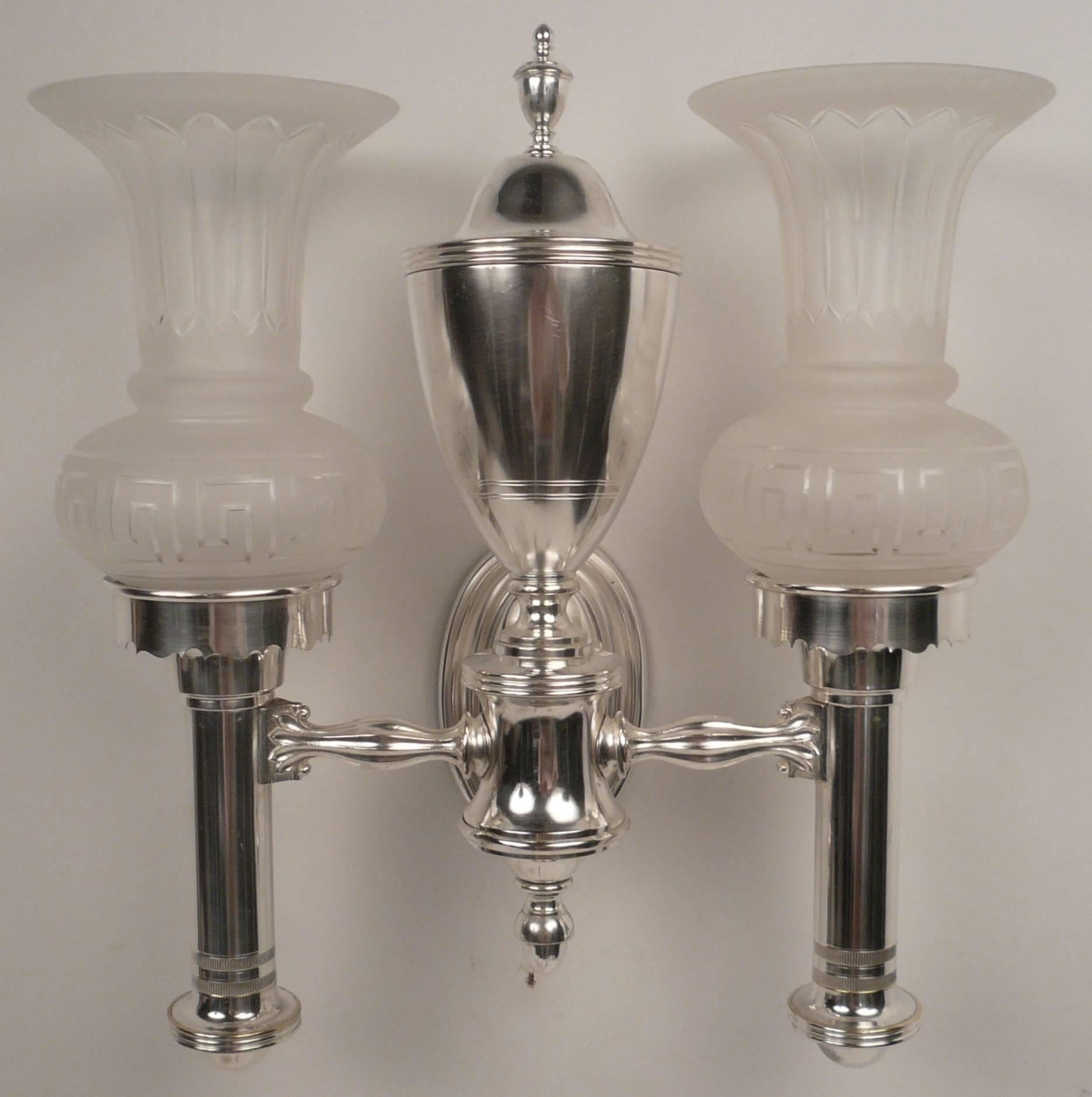 Néoclassique Ensemble de quatre appliques à deux lumières de style Argand en vente