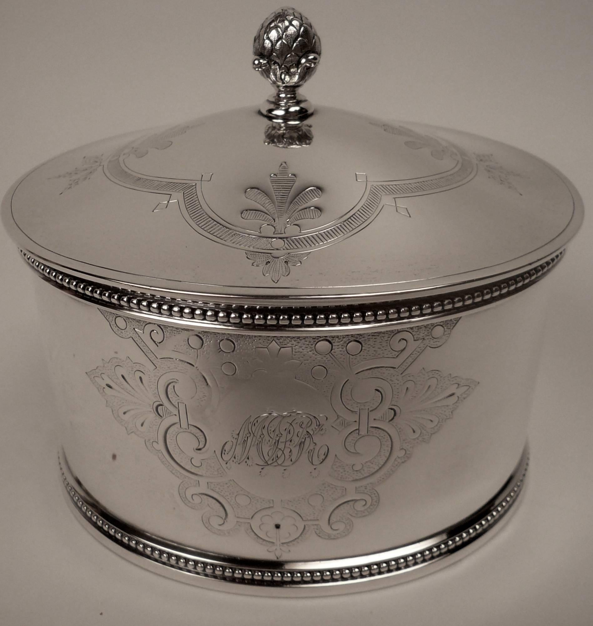 Questo porta tè in sterling di calibro pesante, cesellato a mano, è stato realizzato a Boston dai rinomati produttori Shreve e Stanwood e pesa circa 15 once.