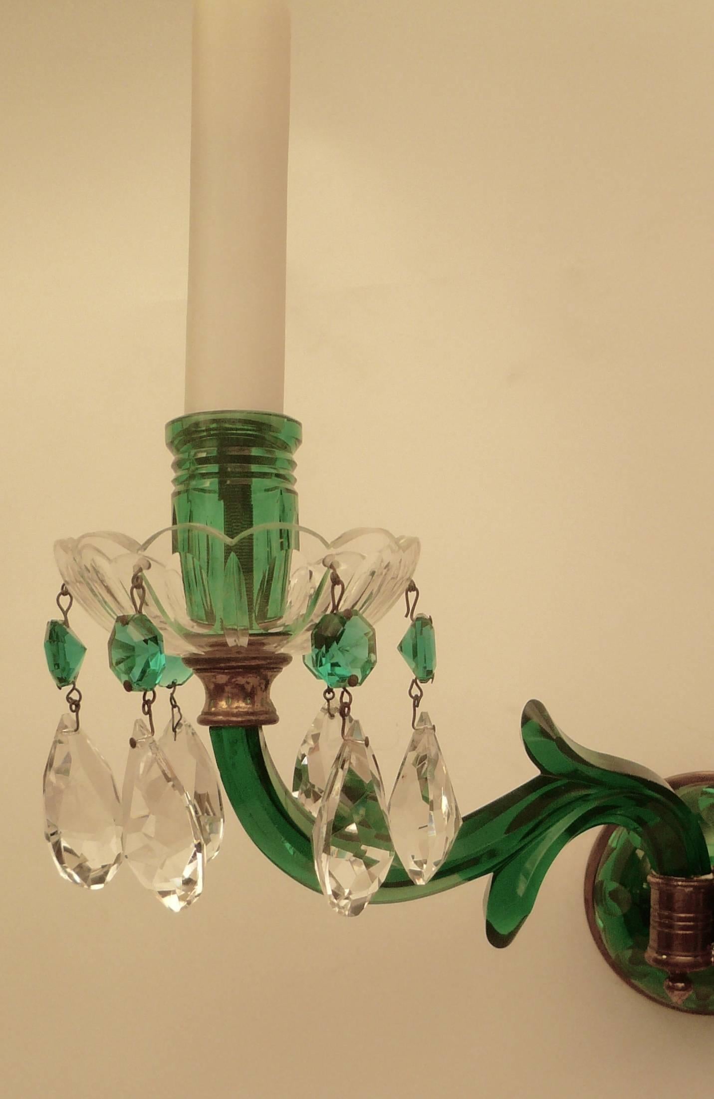 Faceted Pair of English Mid-19th Century Emerald Green Cut Crystal Sconces For Sale