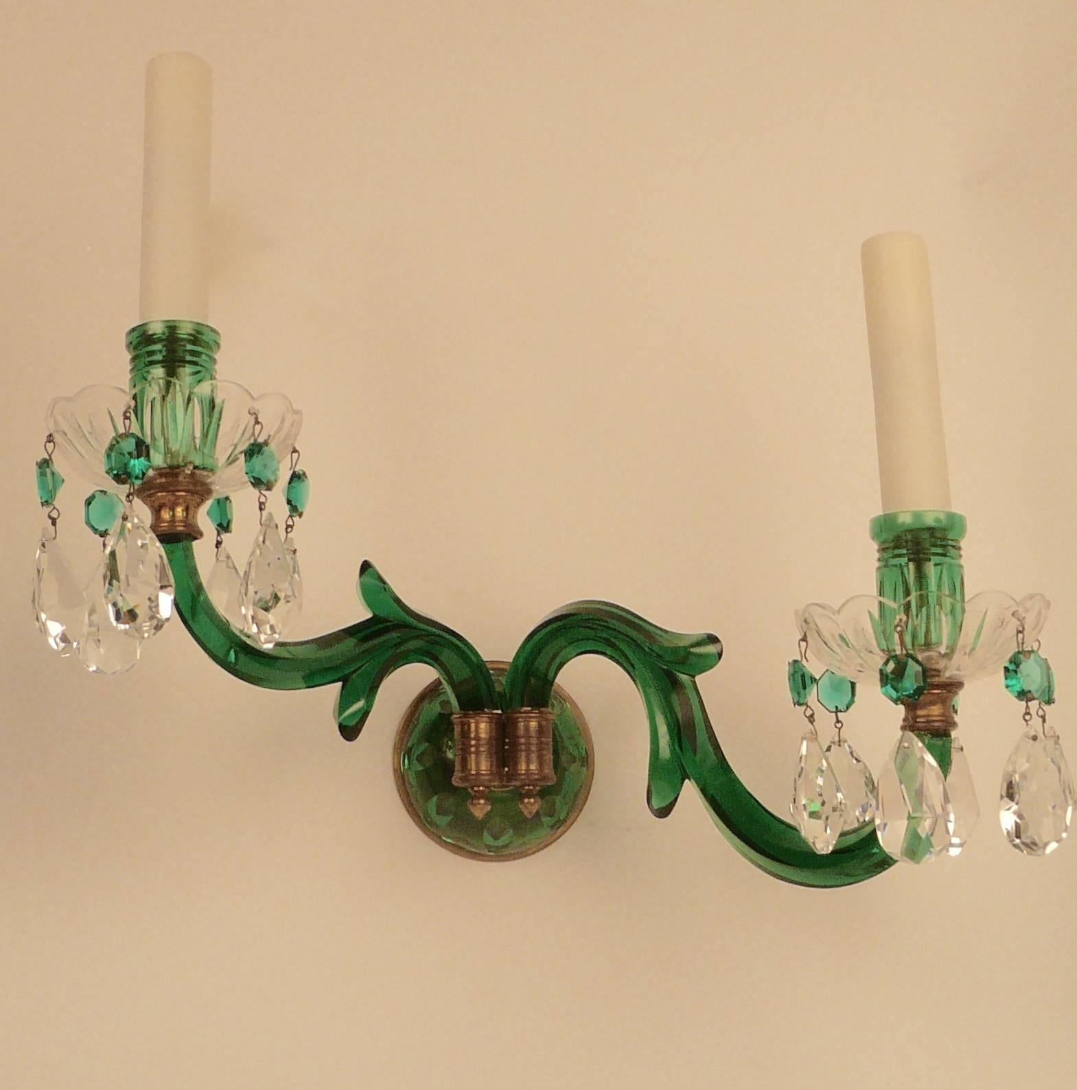 Pair of English Mid-19th Century Emerald Green Cut Crystal Sconces In Excellent Condition For Sale In Pittsburgh, PA
