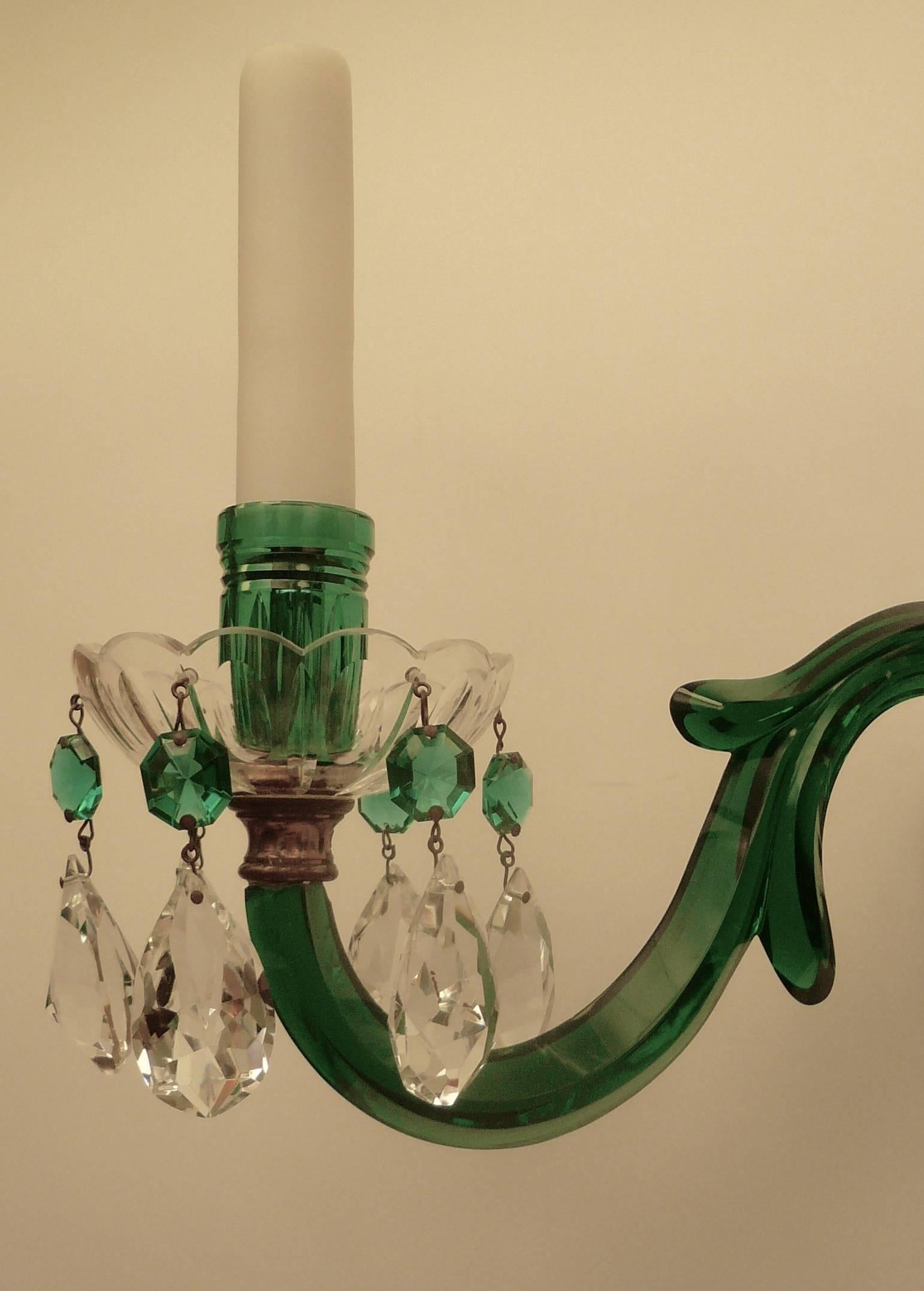 Pair of English Mid-19th Century Emerald Green Cut Crystal Sconces For Sale 3