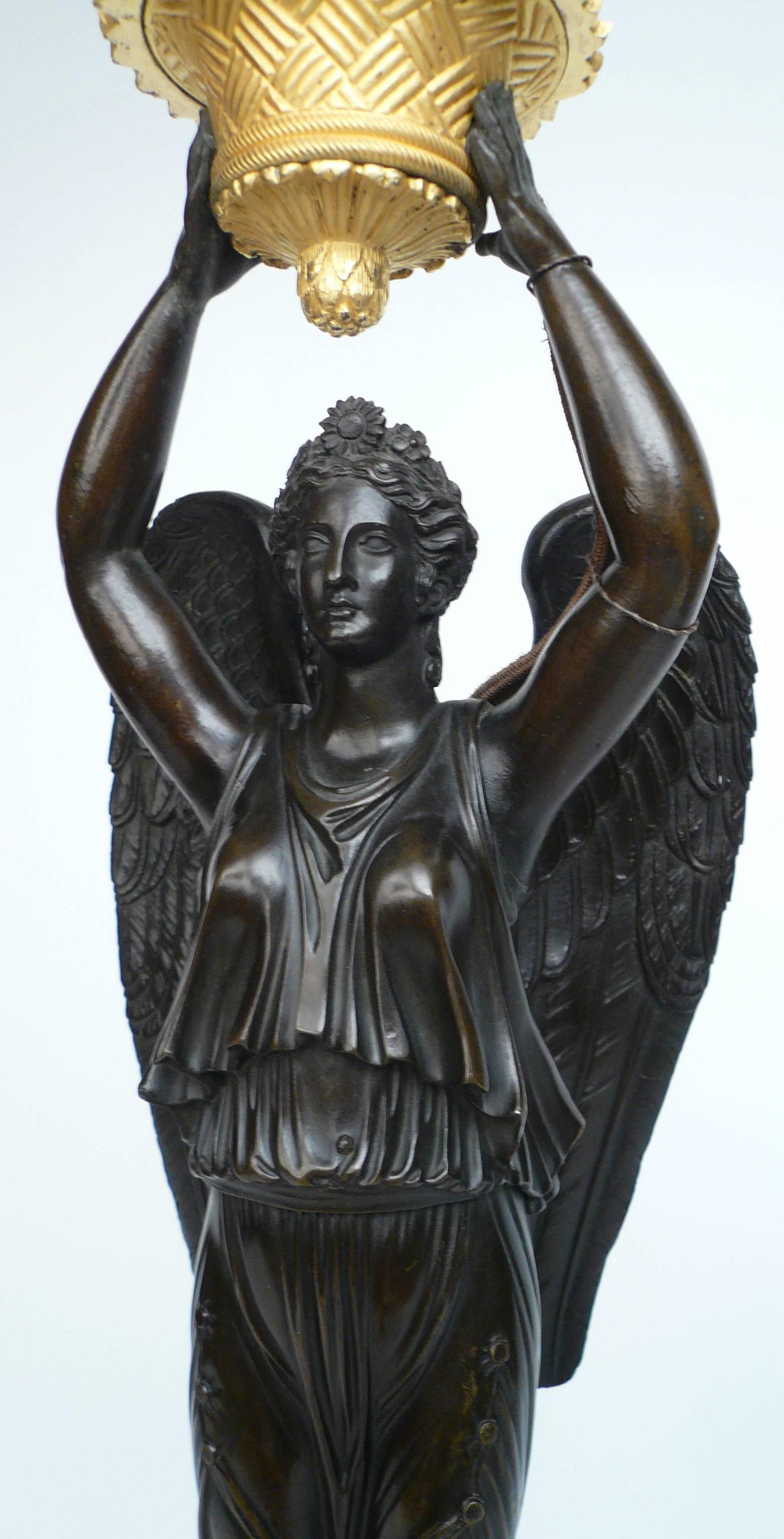 Lámpara Figural de Bronce Patinado y Dorado Imperio Francés de Chibout siglo XIX en venta