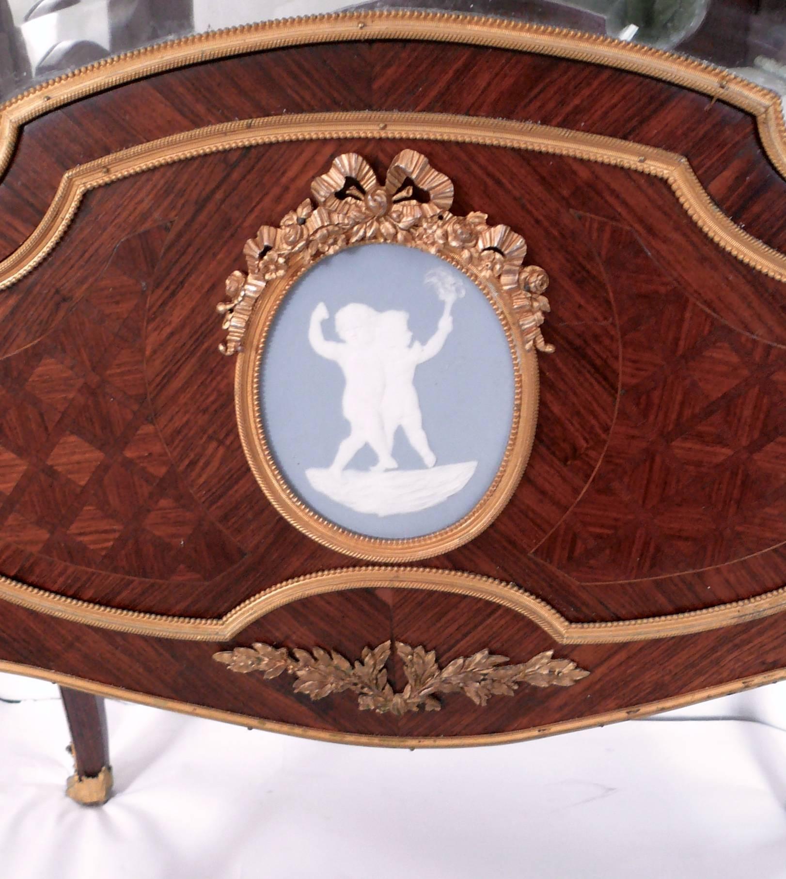 Atribuida a François Linke, esta fina vitrina de madera de rey de estilo Luis XV presenta monturas de ormolu, una placa oval de jaspe y conserva su tapa de mármol original. La vitrina procede del patrimonio de Richard Mellon Scaife.
