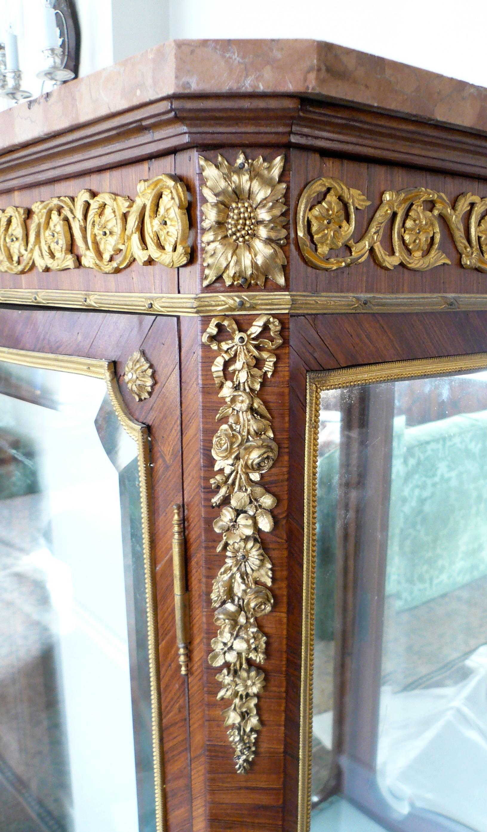 Vitrina de madera de rey y jaspe de estilo Luis XV montada en bronce, atribuida a Linke Palo de rosa en venta