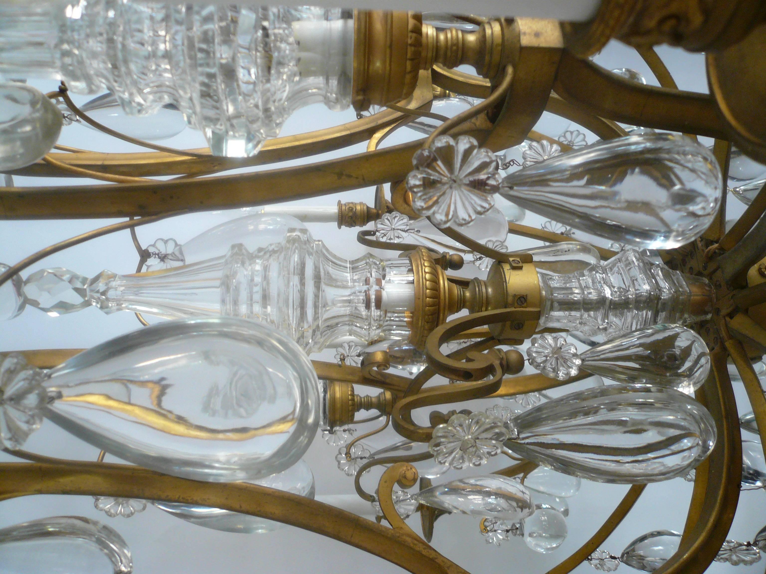 20ième siècle Lustre de style Louis XVI en bronze doré et cristal en vente