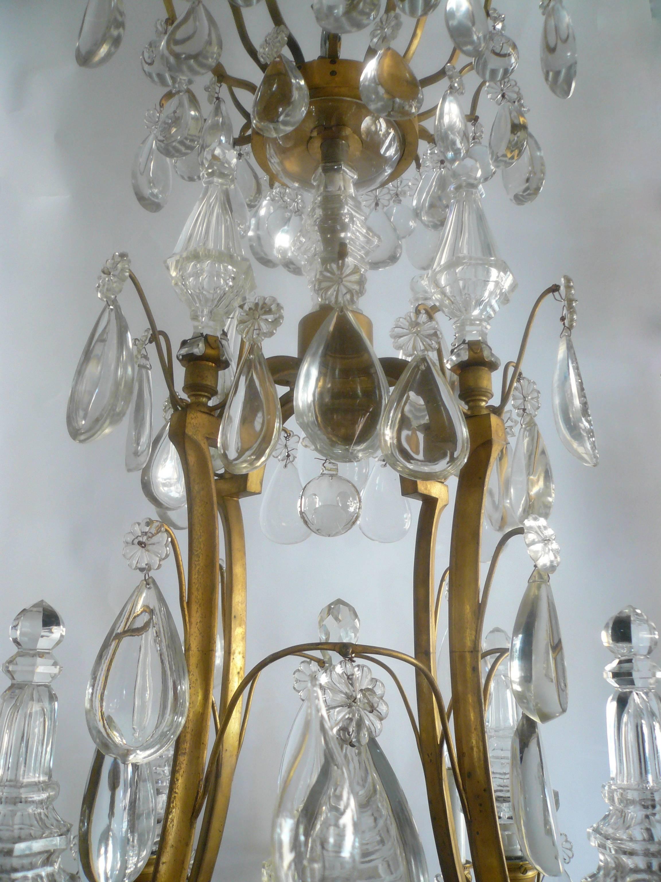 Moulé Lustre de style Louis XVI en bronze doré et cristal en vente