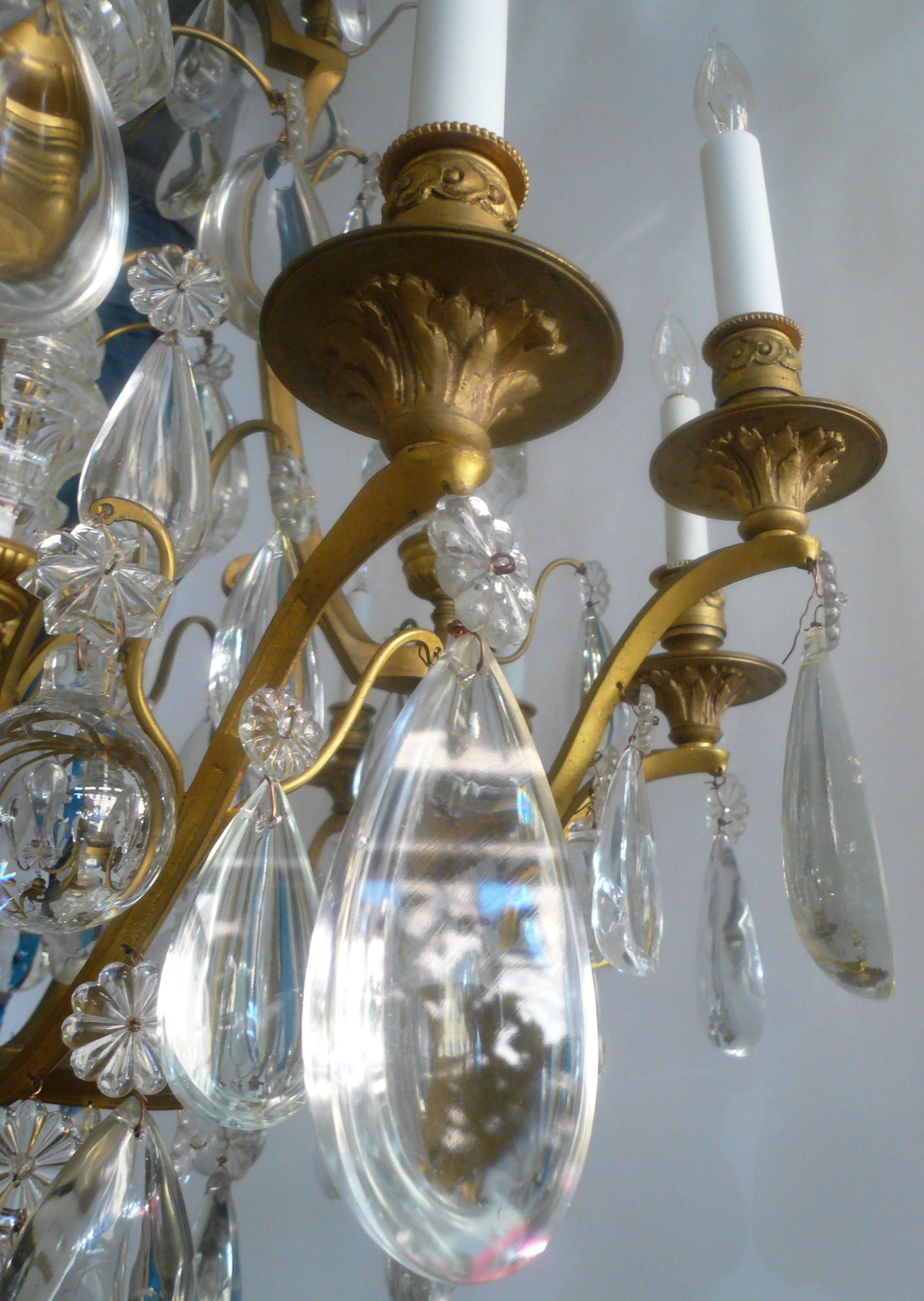 Français Lustre de style Louis XVI en bronze doré et cristal en vente