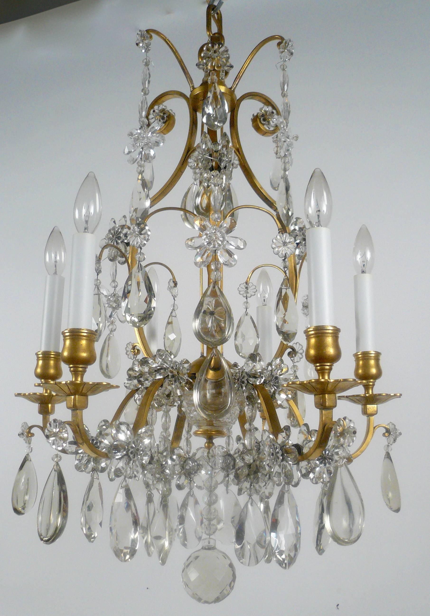 Facetté Lustre à six lumières de style Louis XVI en bronze doré et cristal en vente