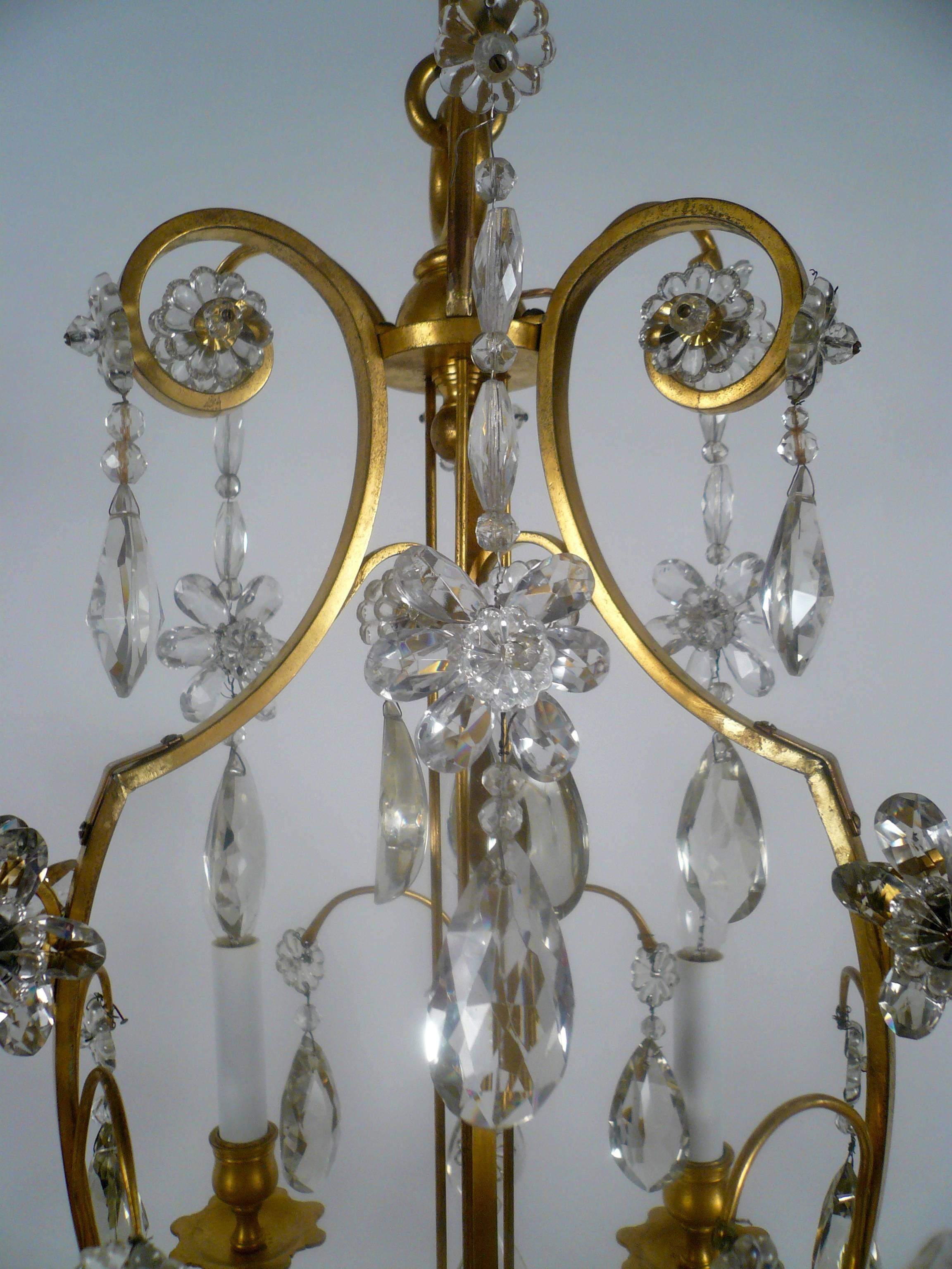 Bronze Lustre à six lumières de style Louis XVI en bronze doré et cristal en vente