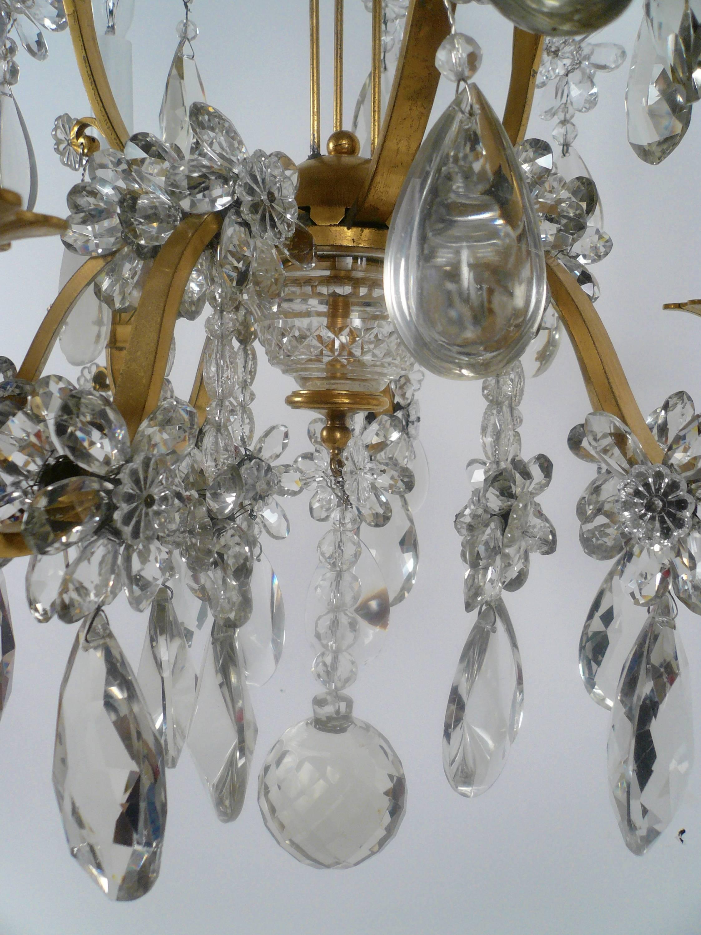 20ième siècle Lustre à six lumières de style Louis XVI en bronze doré et cristal en vente