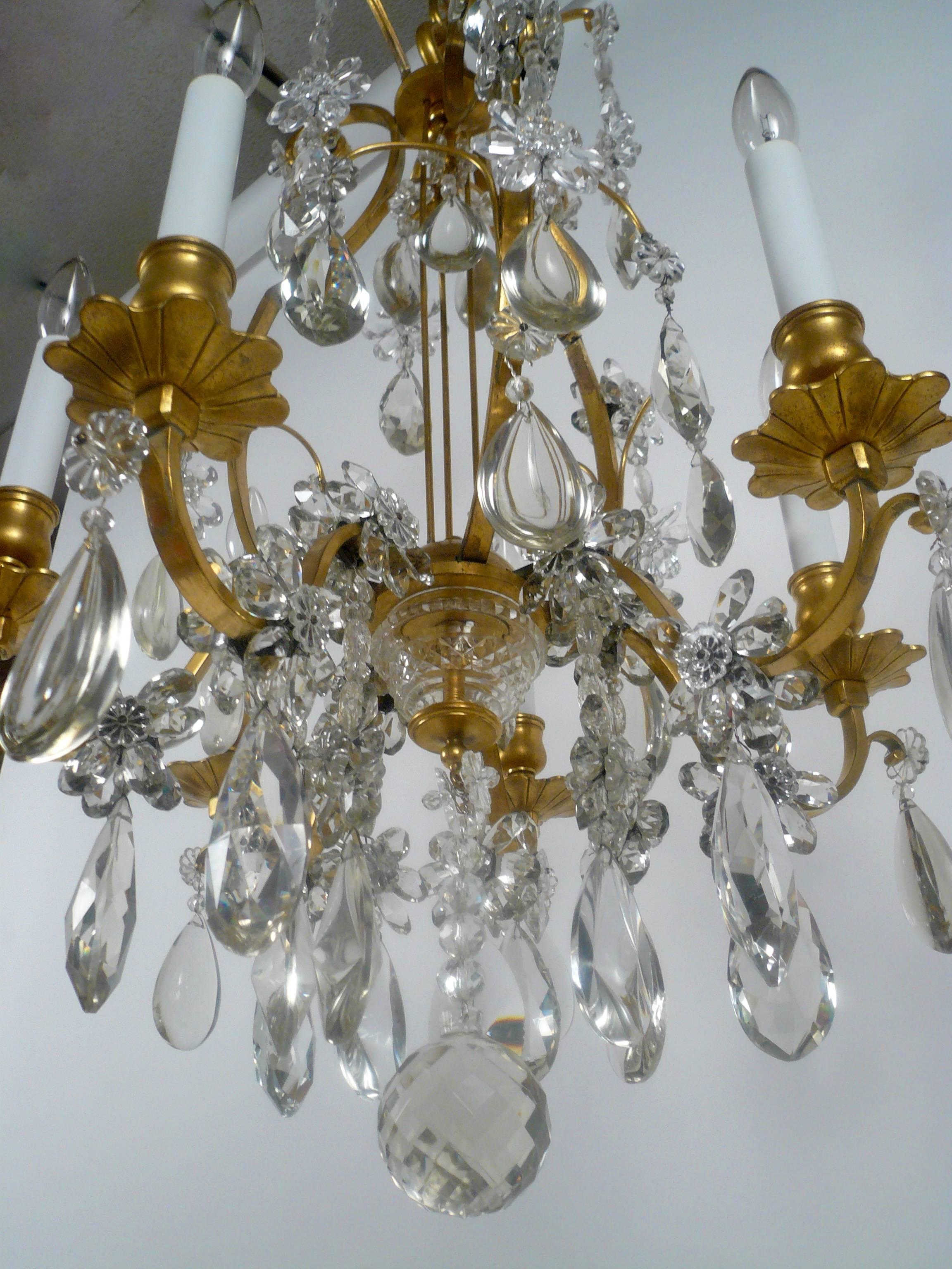 Lustre à six lumières de style Louis XVI en bronze doré et cristal en vente 1