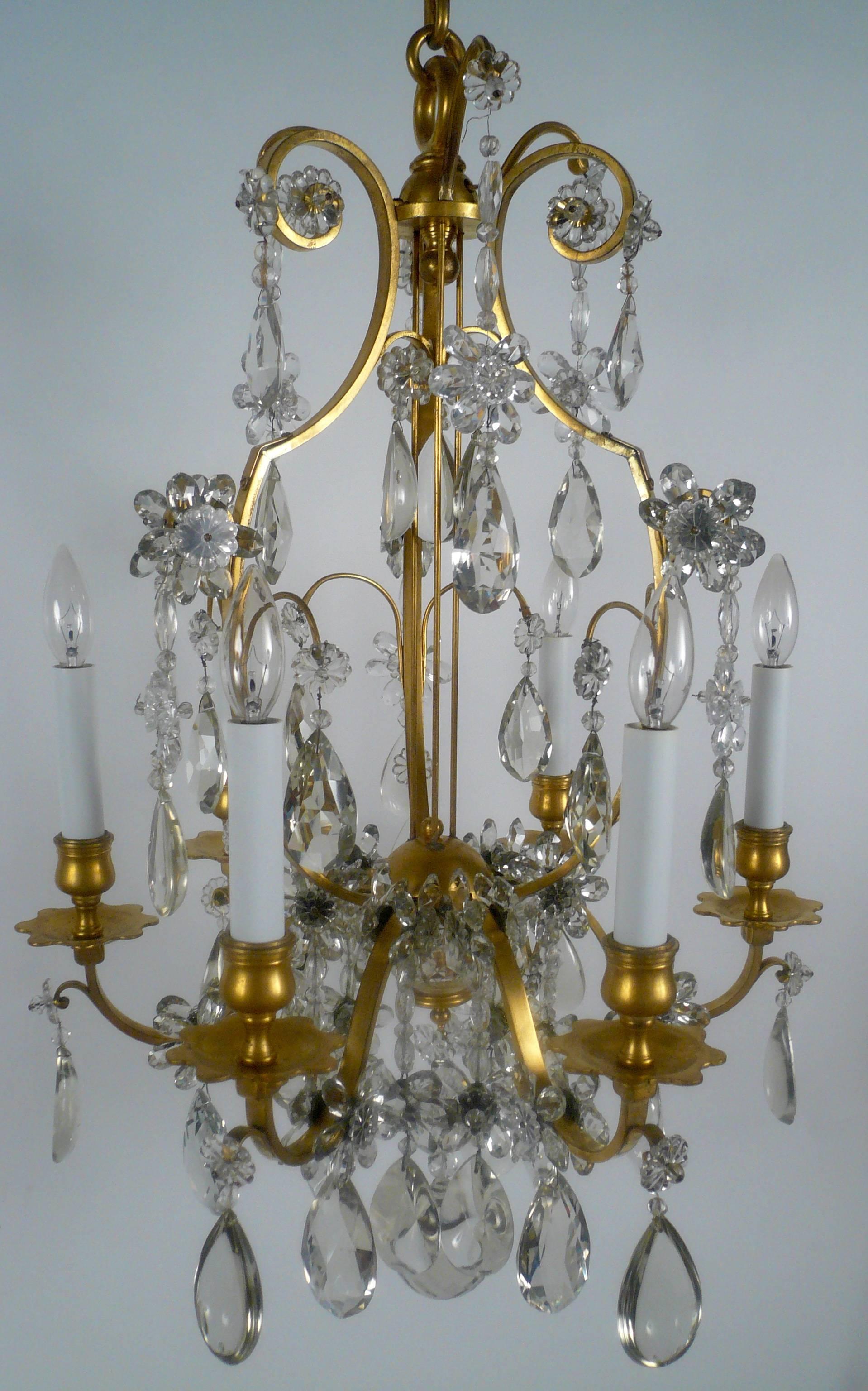 Français Lustre à six lumières de style Louis XVI en bronze doré et cristal en vente