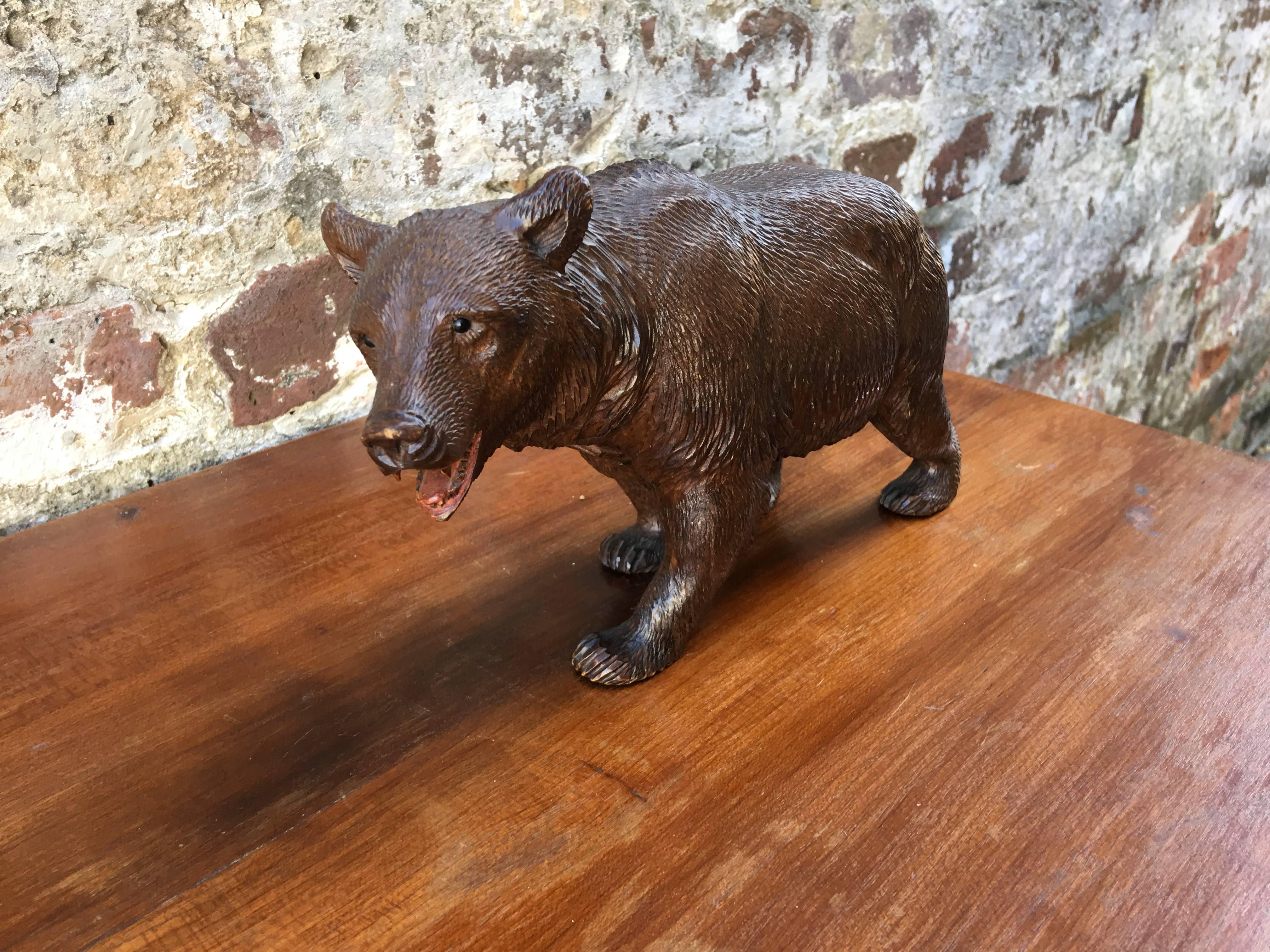 Ours suisse sculpté du début du 20e siècle.