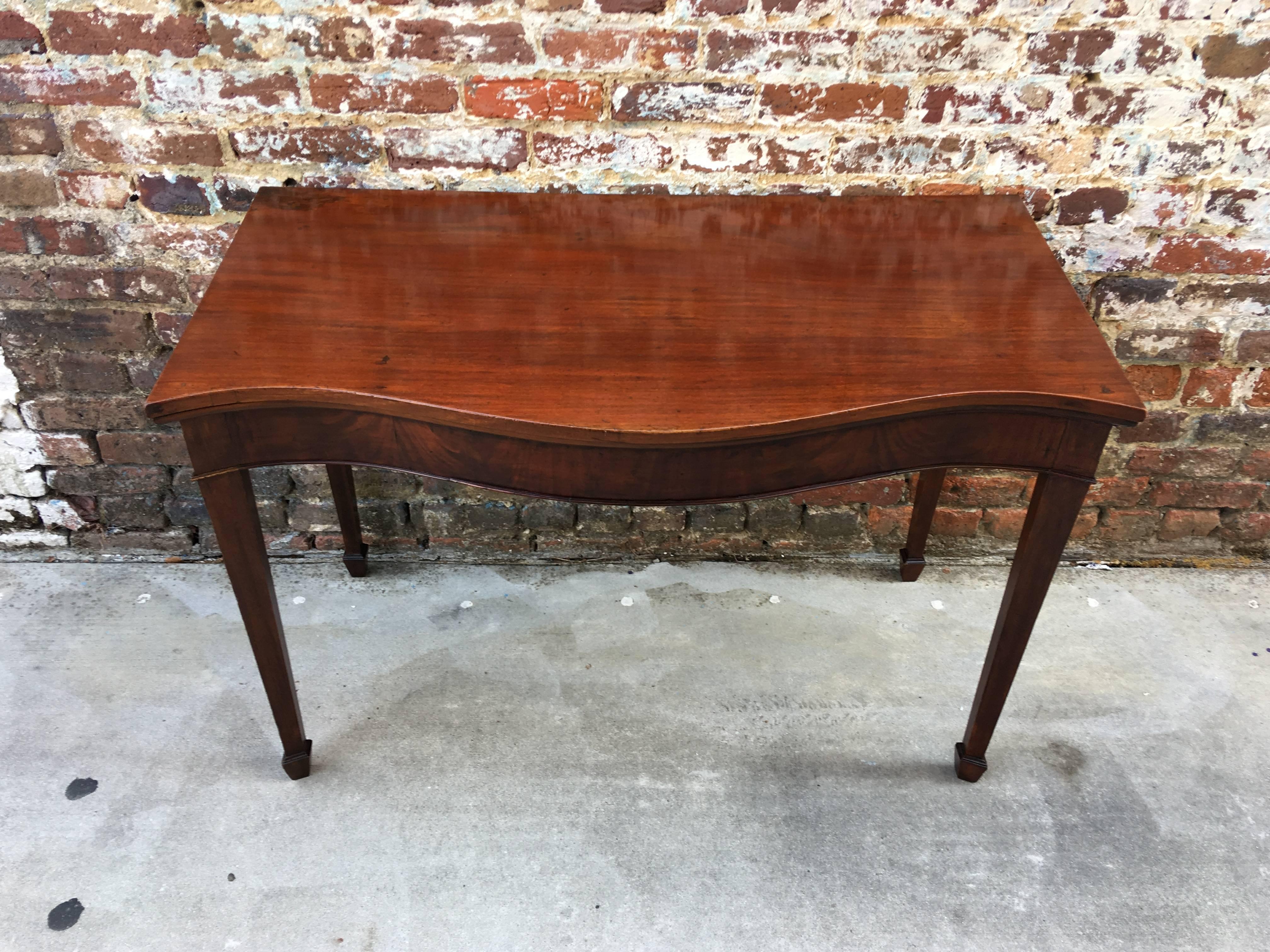 English Mahogany Serpentine Front Hall Table, circa 1780 In Excellent Condition In Charleston, SC