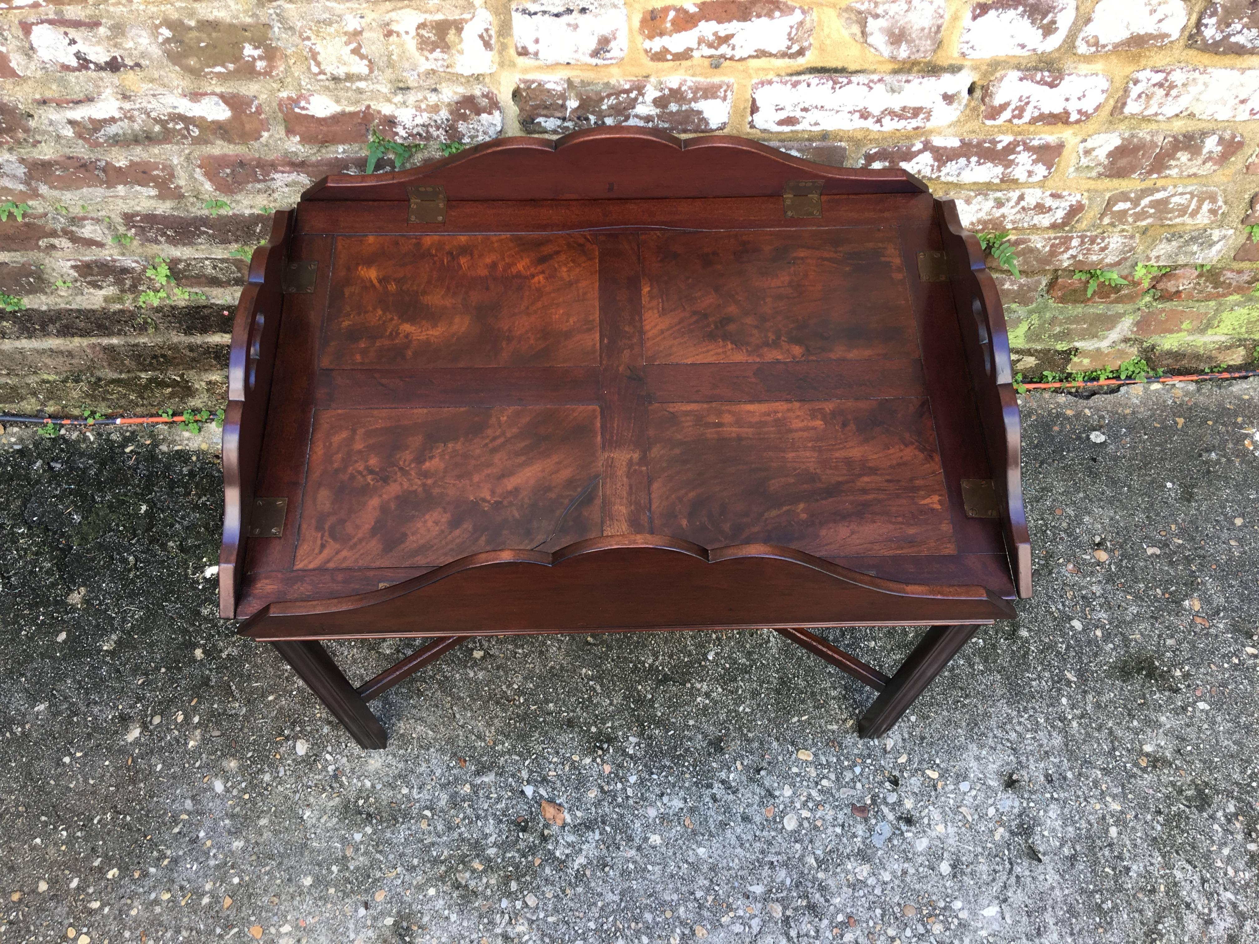 English Mahogany Butlers Tray on Stand In Excellent Condition In Charleston, SC