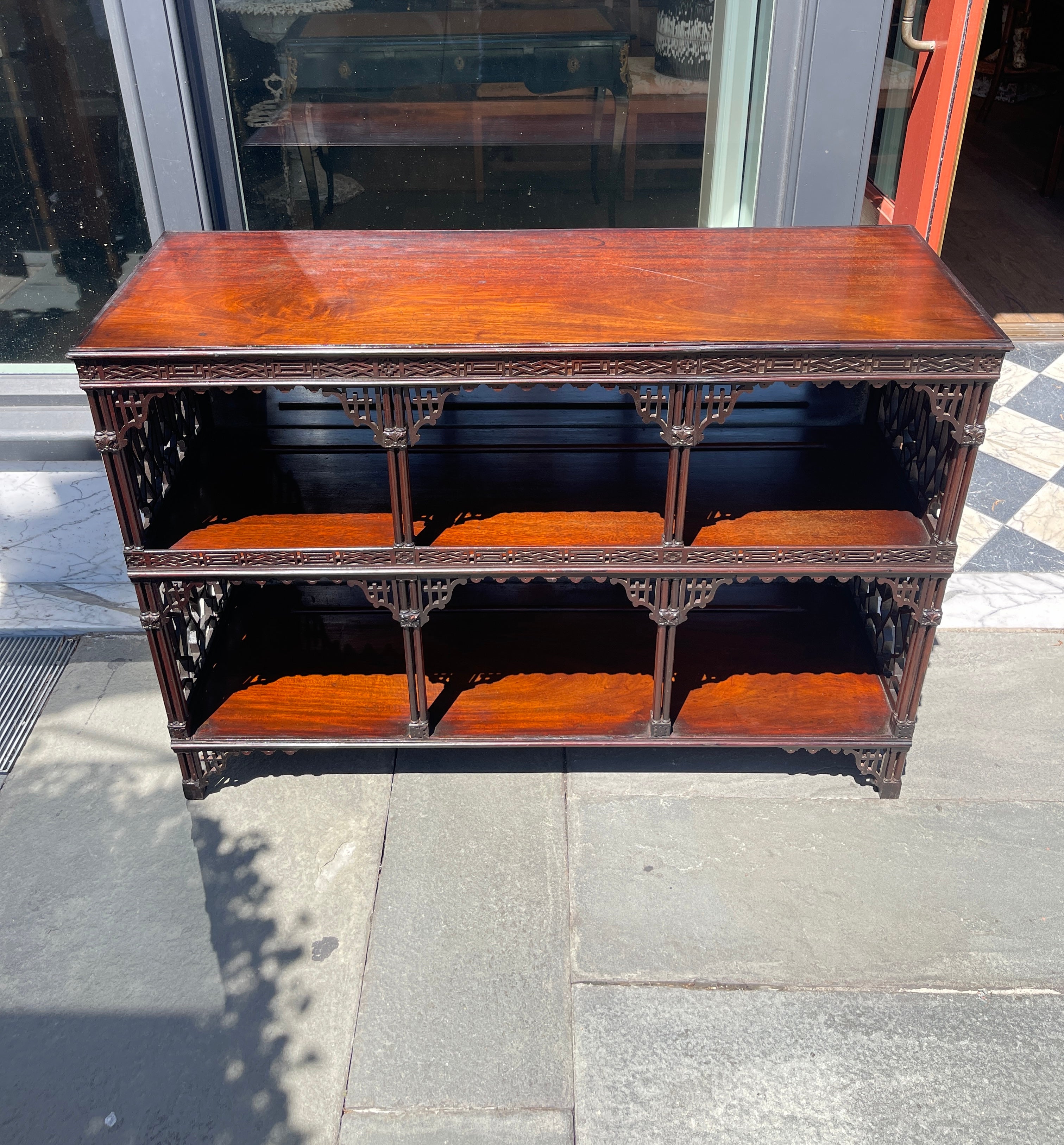 Vetrina in mogano con lavorazione a traforo in stile Chippendale