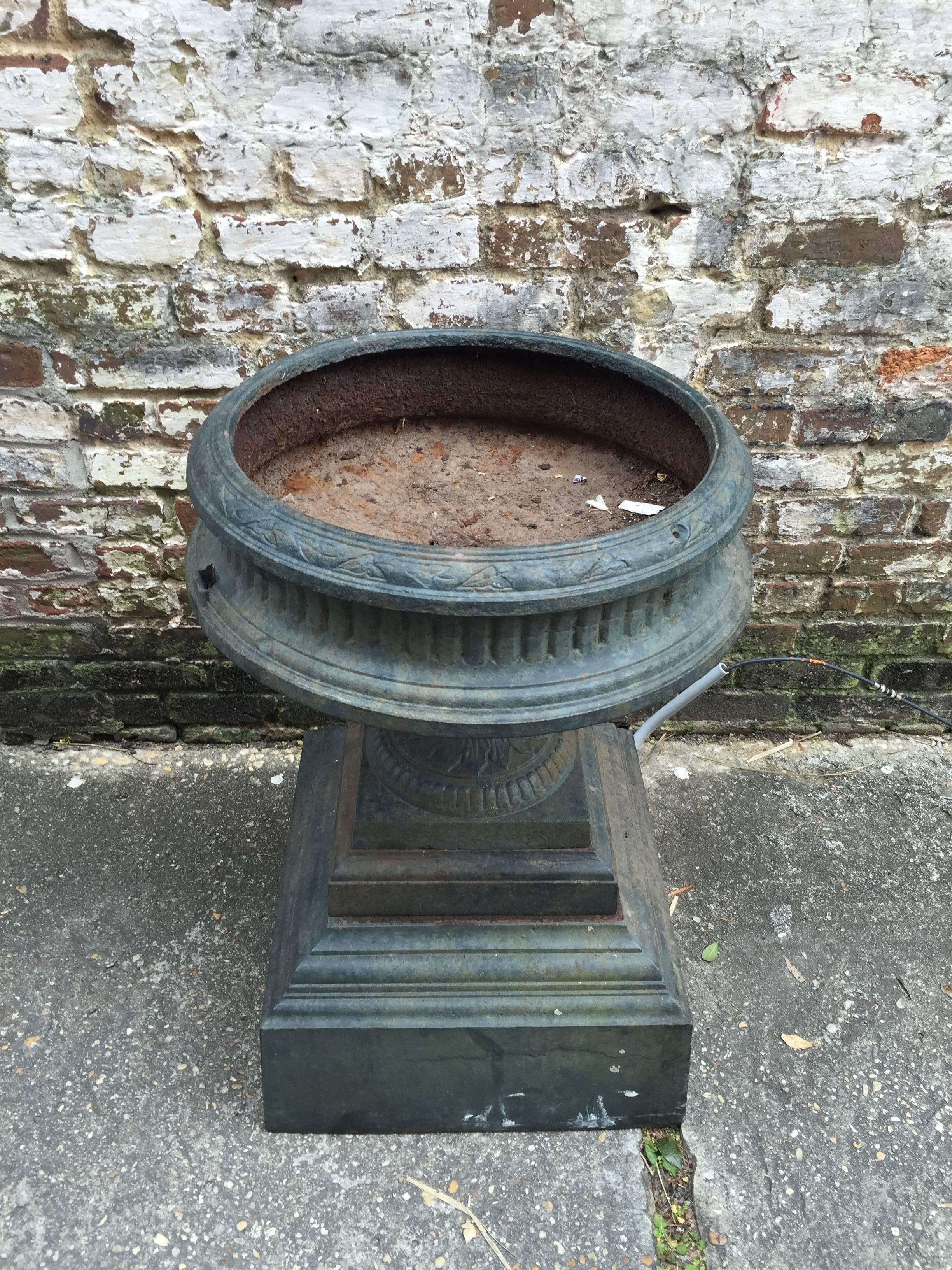 Single Urn Signed Washington Iron Works, New York In Good Condition In Charleston, SC