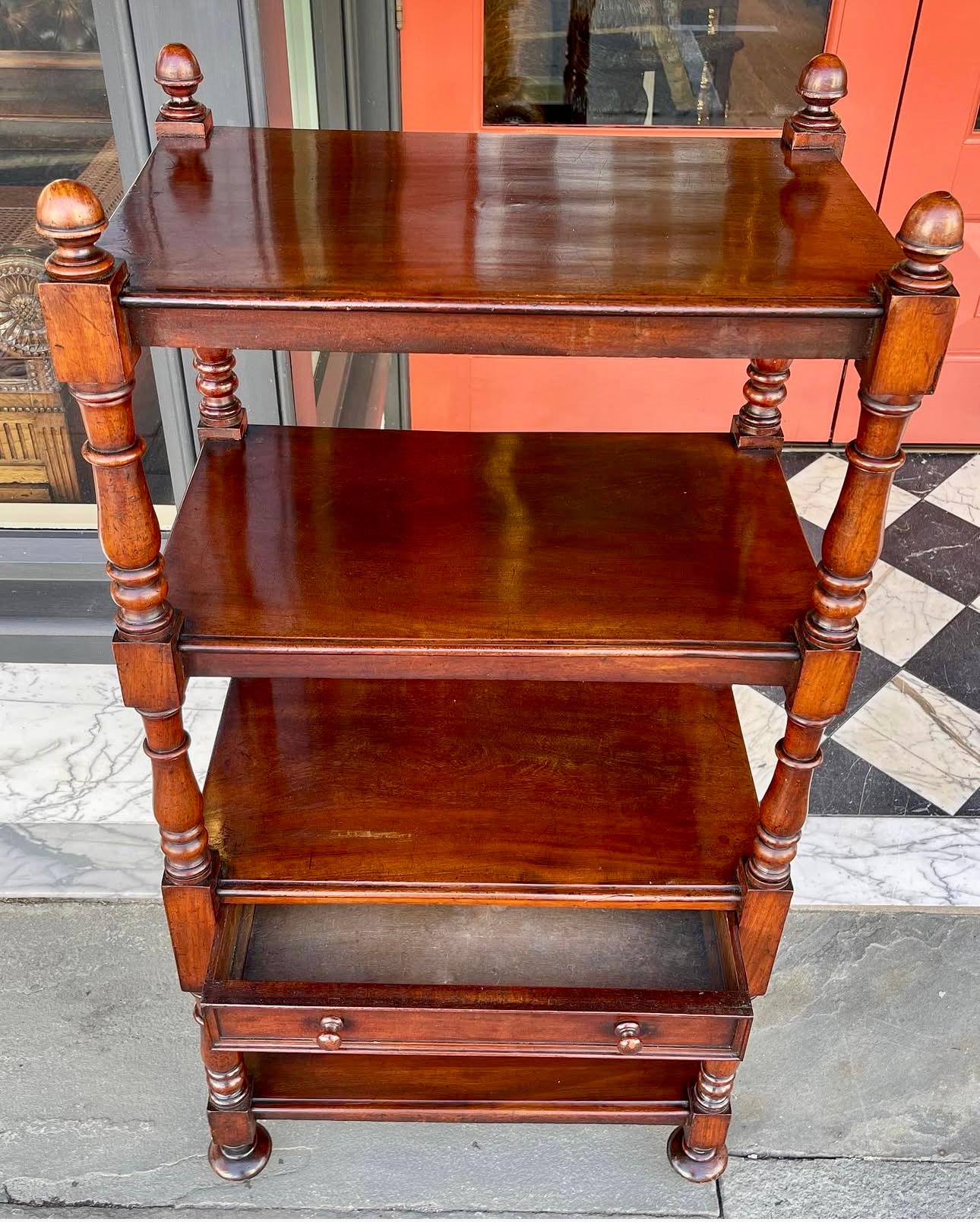 XIXe siècle Etagère en acajou à 4 niveaux avec un seul tiroir vers 1840 en vente