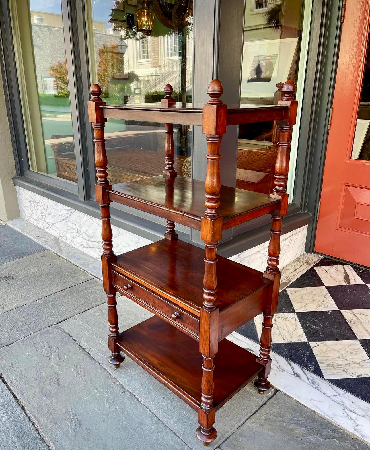 Etagère en acajou à 4 niveaux avec un seul tiroir vers 1840 Bon état - En vente à Charleston, SC