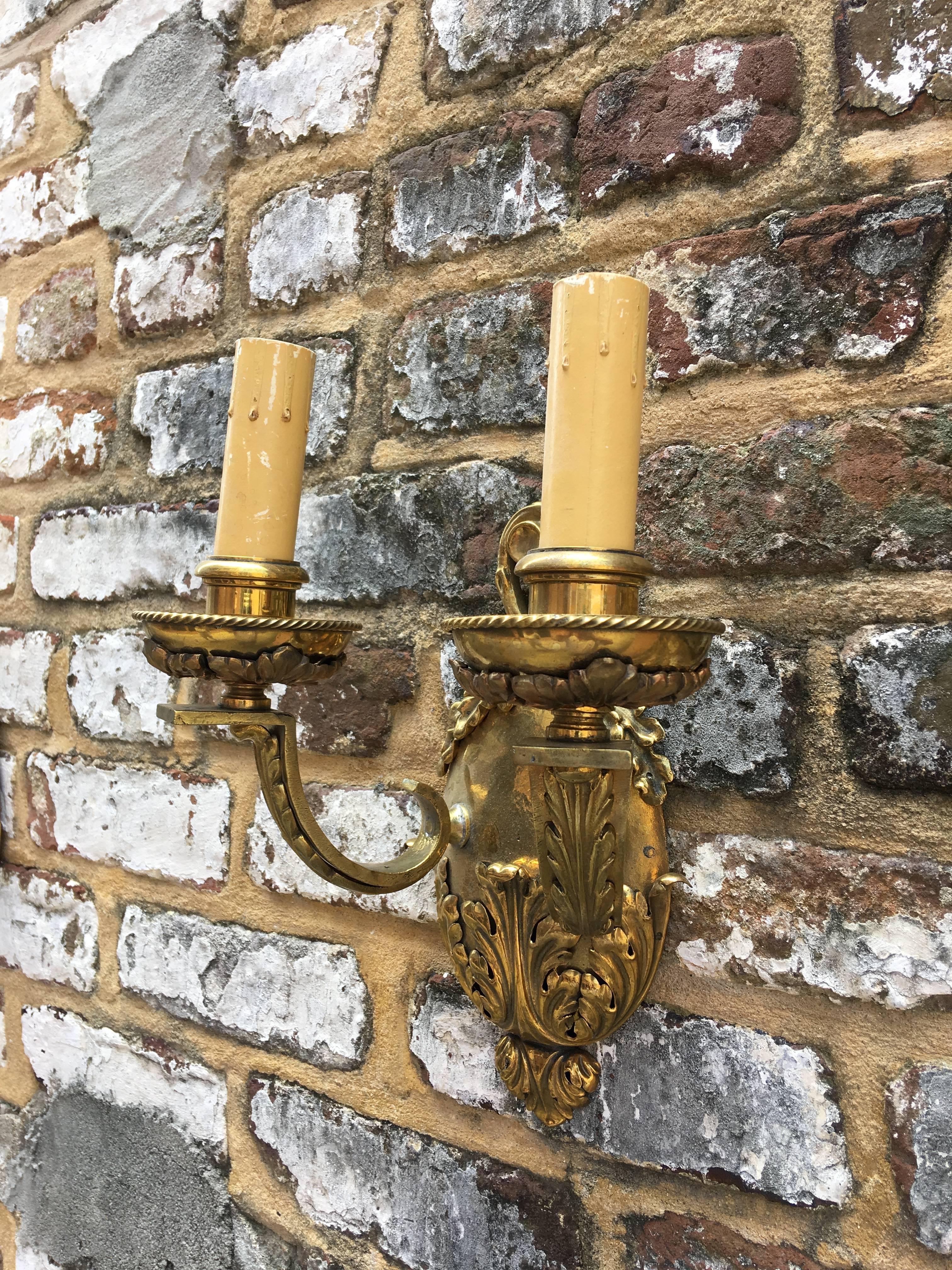 Pareja de candelabros ingleses ornamentados de latón de doble brazo Europeo en venta