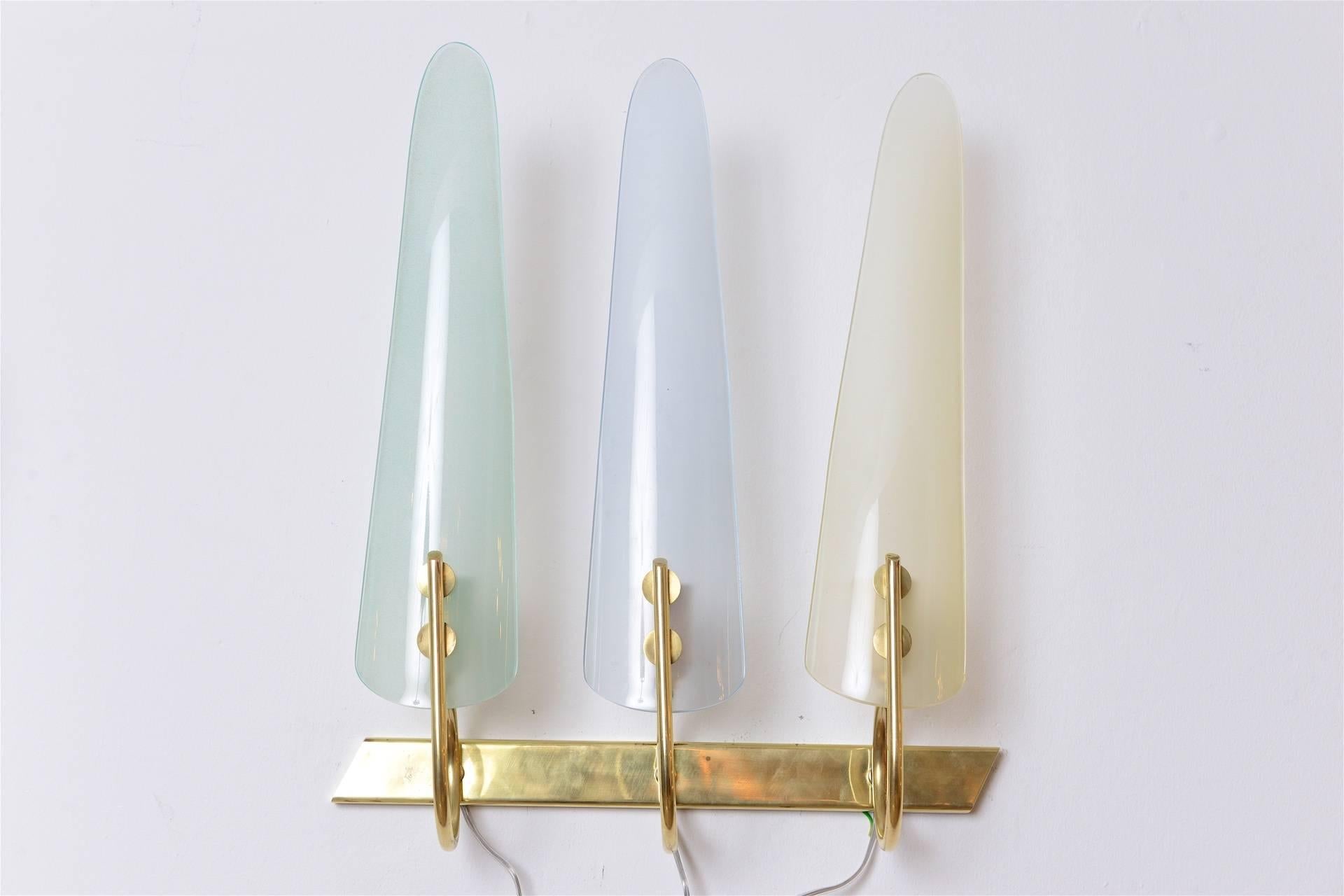 Similar in style to Dahlia wall lights by Max Ingrand for Fontana Arte

Pair of Italian wall lights. There are two other pairs of these lights with different colour combinations. Can be used as a set of six lights

Pastel shades of green, blue