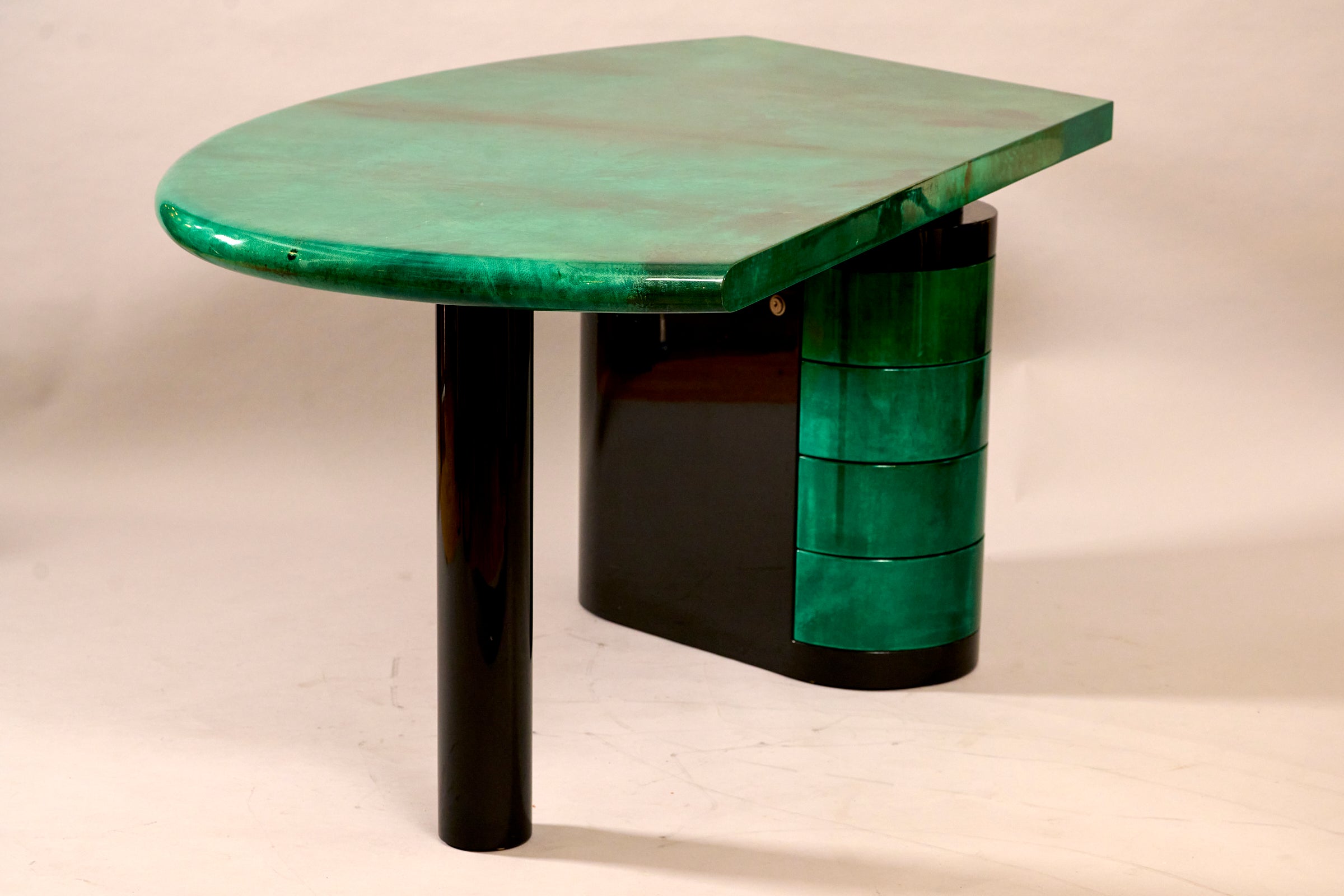 Seltener grüner Pergament-Schreibtisch von Aldo Tura mit glänzendem Lack 