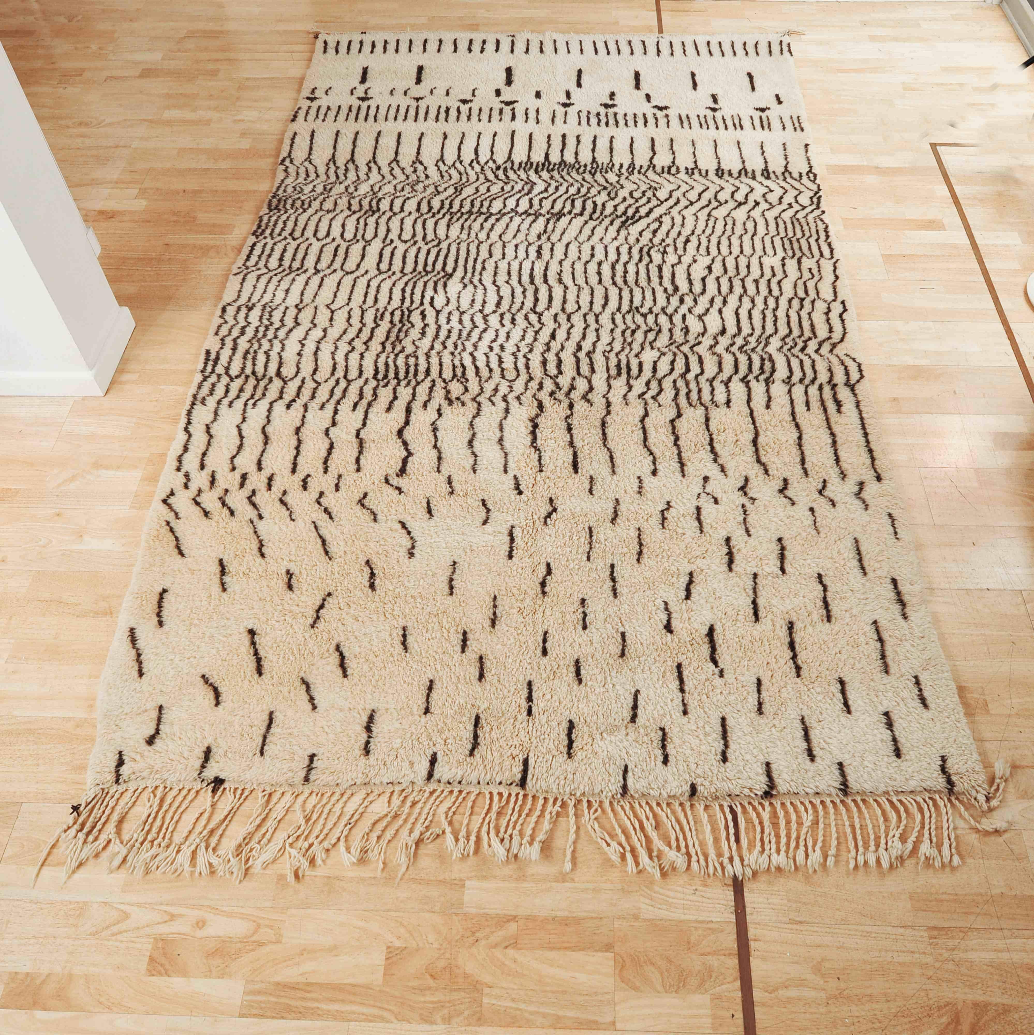 Best quality Beni Ourain rug. This is a very densely knotted rug.

Hand-knotted with very high knot count. Can be seen in pictures of back of rug.

Pile is 3.5cm high, weight 26 kilos

Rare design.

From Atlas mountains.