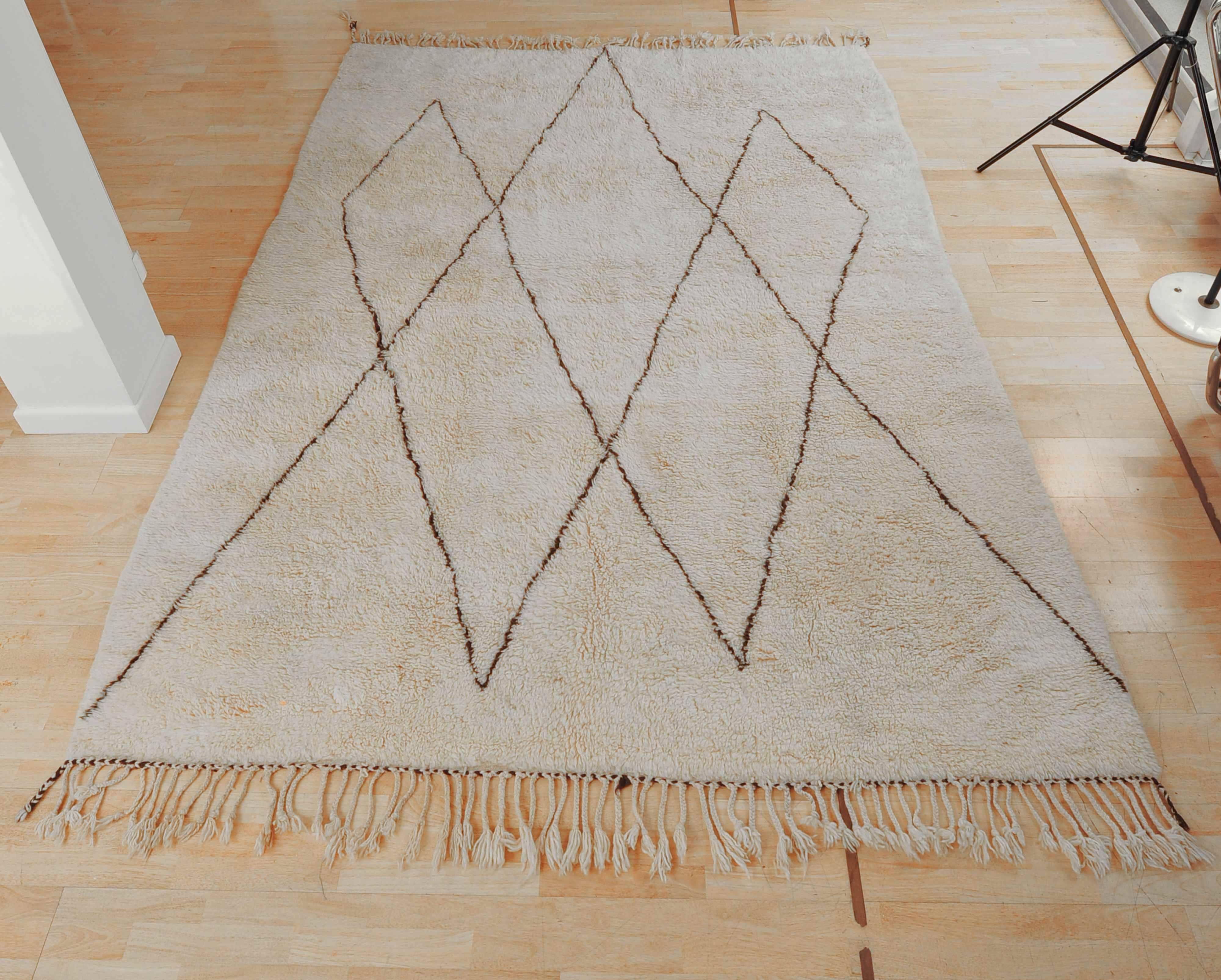 Good quality contemporary Beni Ourain rug from the Atlas mountains,

Moroccan, Berber.

100% wool hand-knotted. 
(medium density of knots.)

Depth of pile 3.5 cm
Weight - 20 kilos