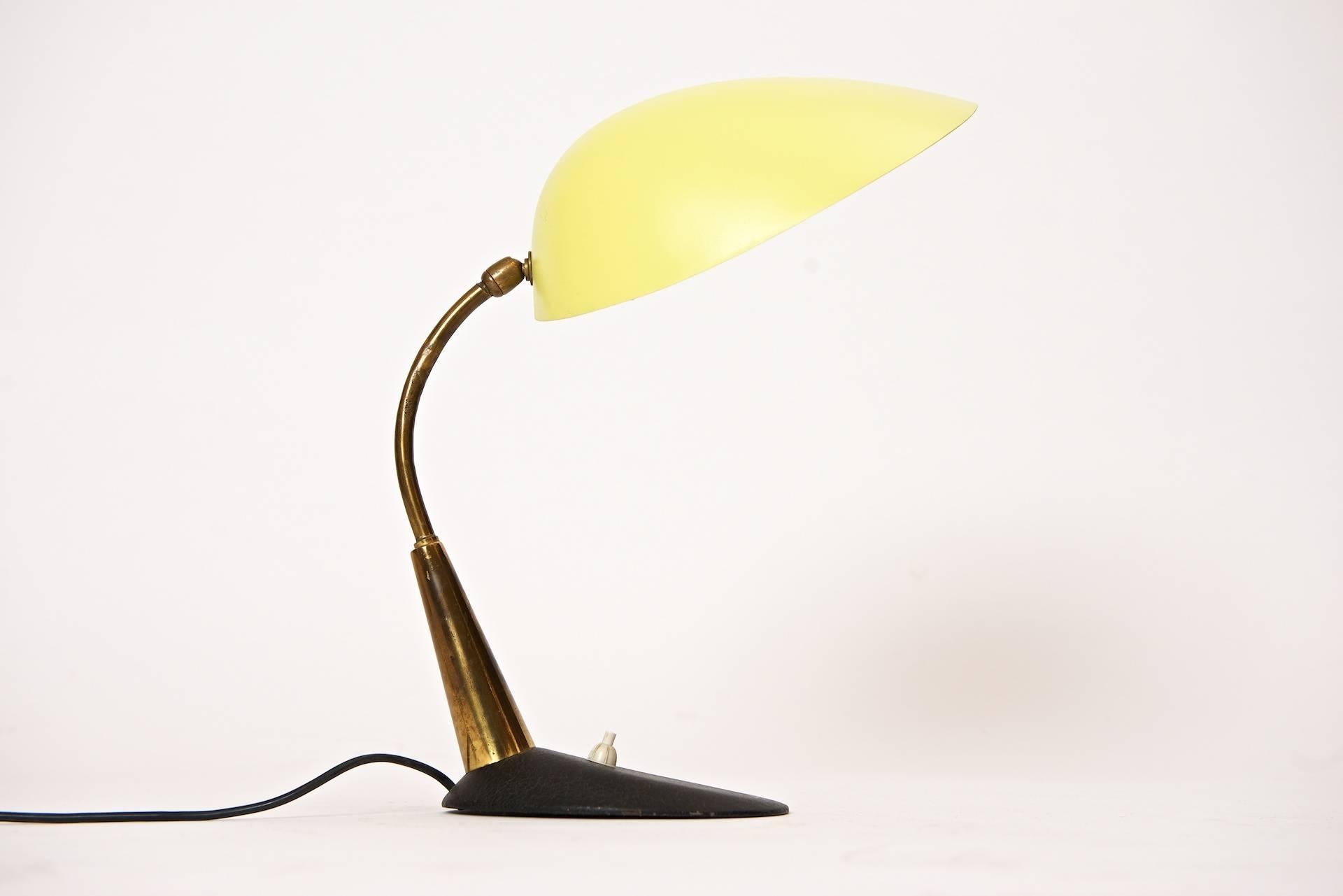 Italian desk lamp with original colour shade.

Shade measures: 26cm x 22cm.