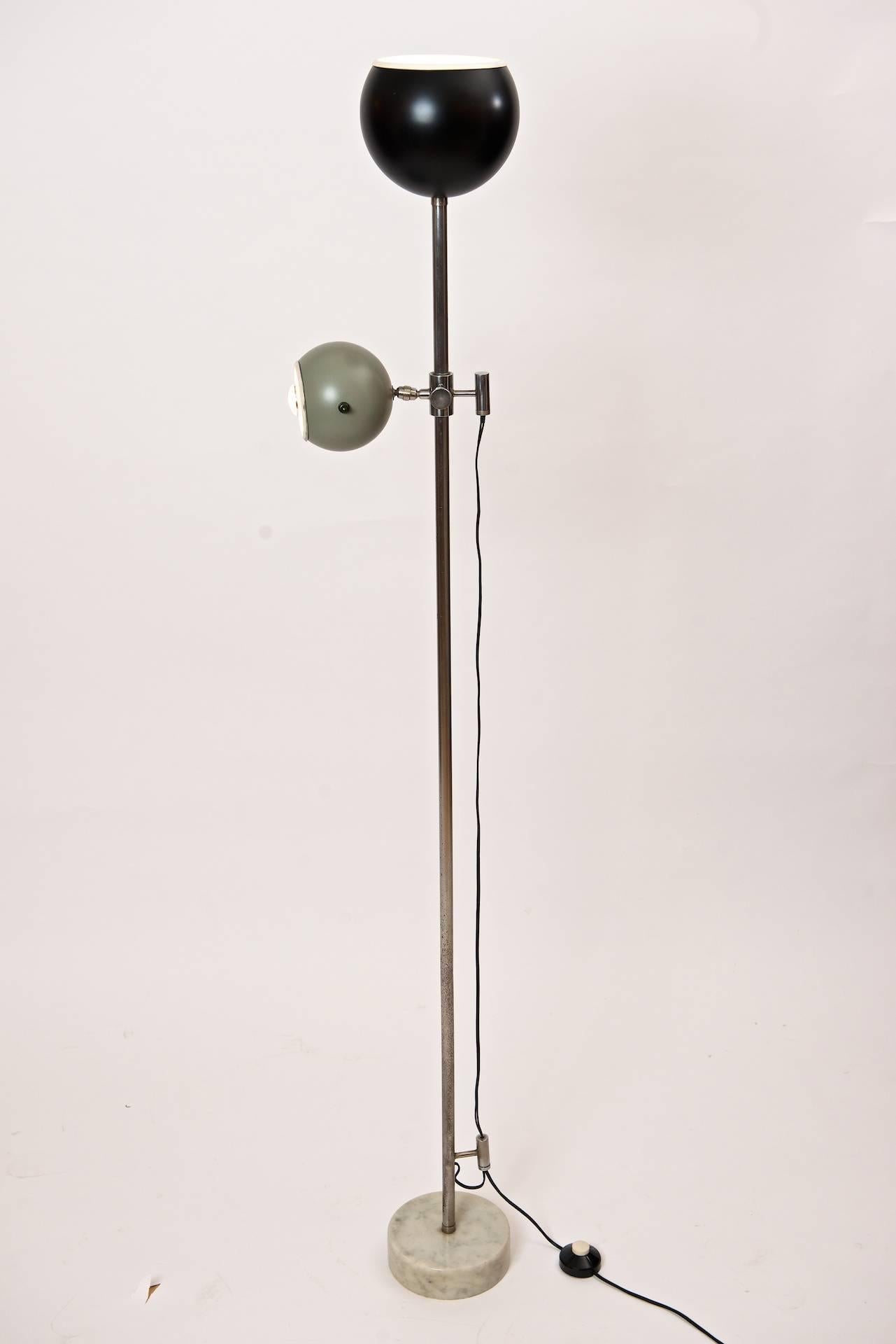Floor lamp with two-shade. Articulated lower shade also adjusts upwards and downwards.

Original paintwork in excellent condition.

Marble base.