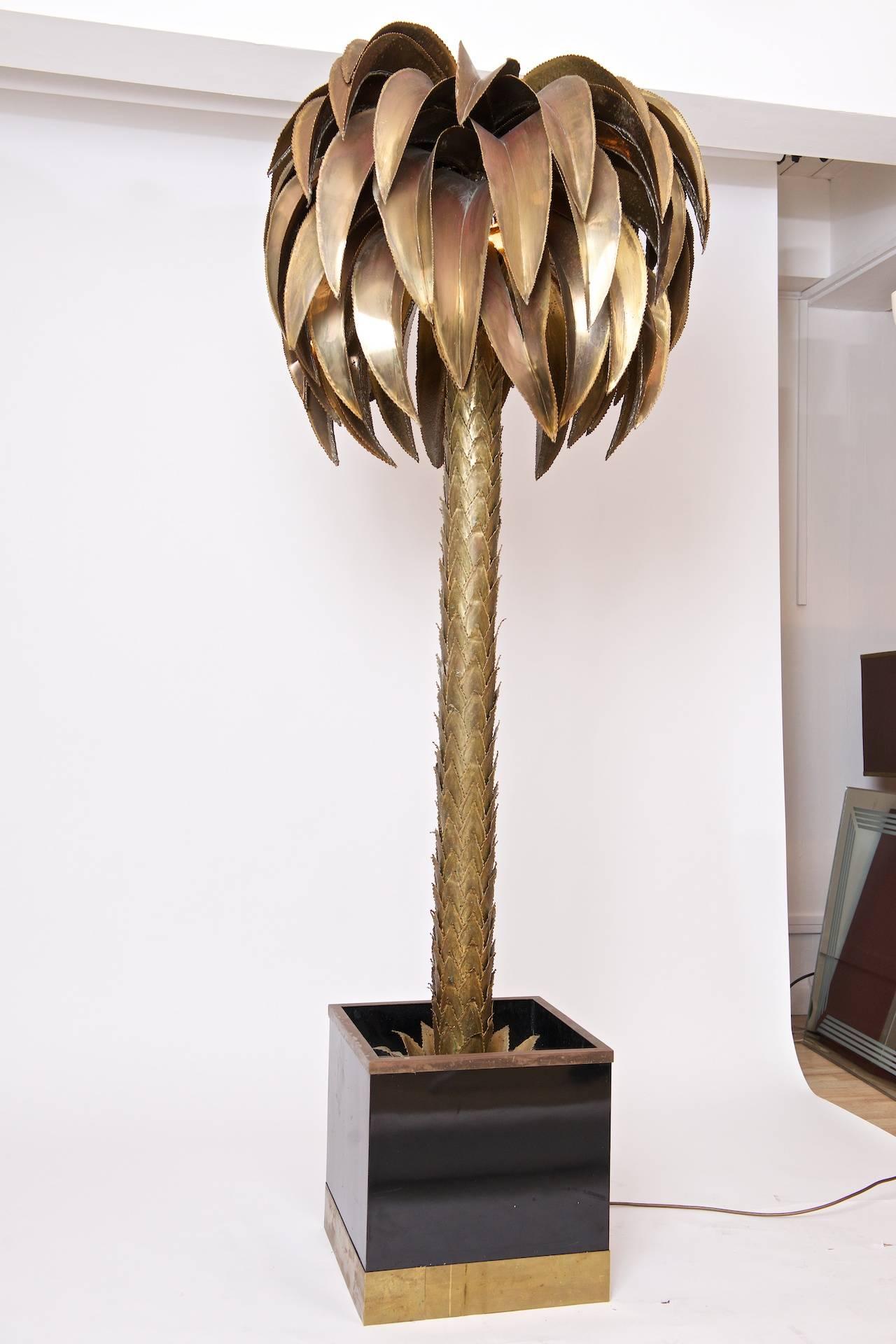 Large floor light in form of palm tree

 Often attributed to Maison Jansen. Measures: 2.03 meters.

