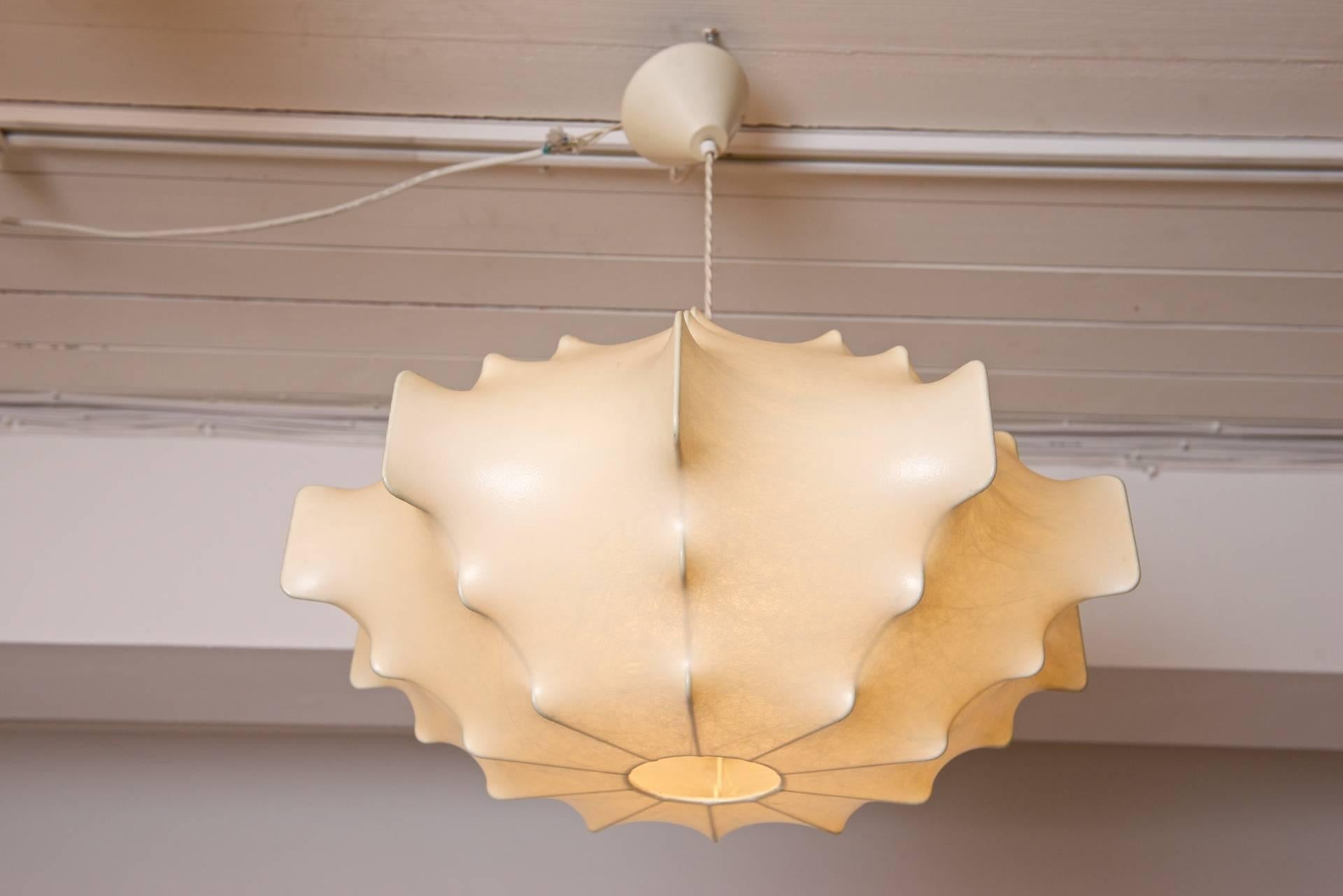 Cocoon chandelier, circa 1960


Size:
50cm diameter
100cm drop (this can be adjusted to desired height).