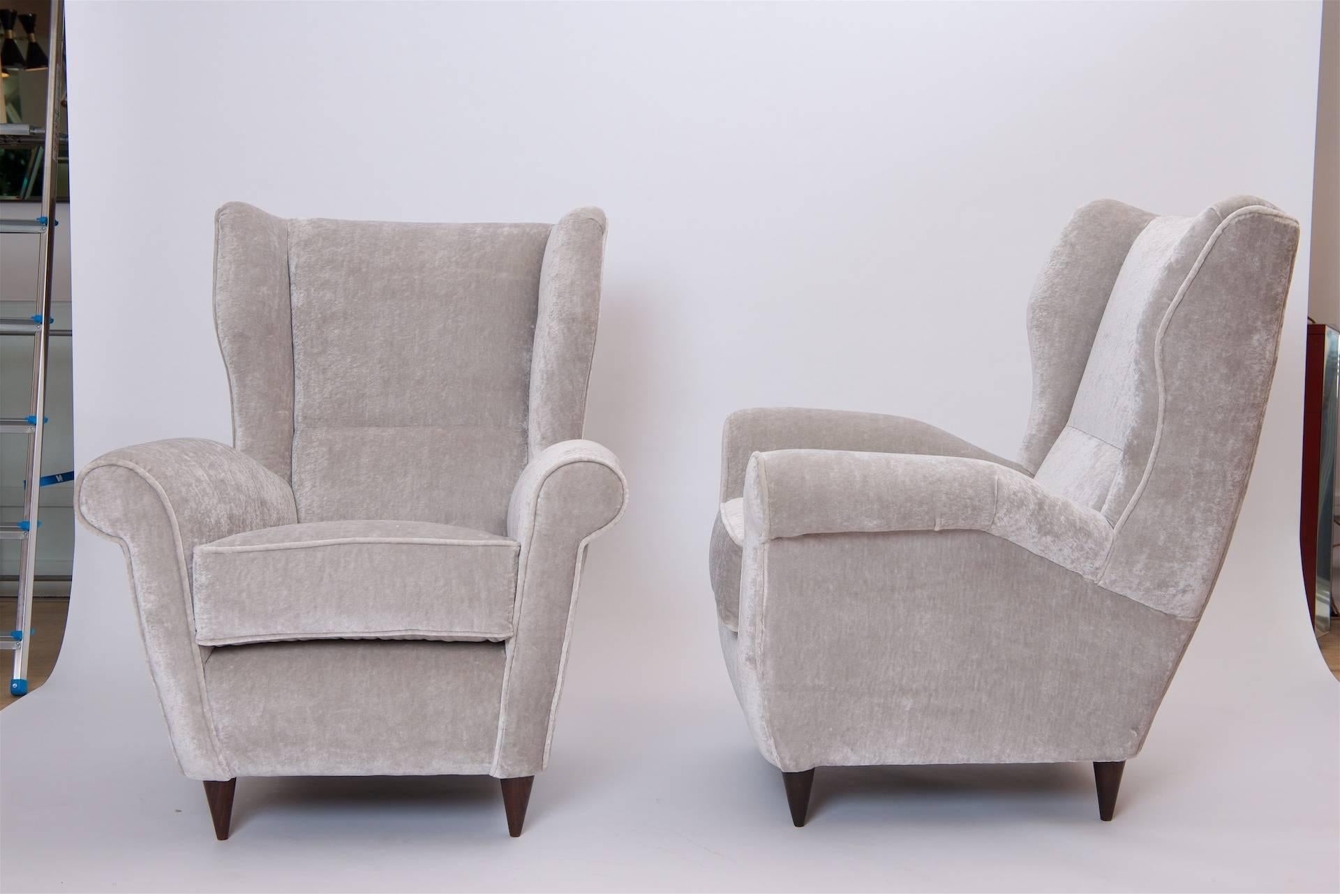 Pair of Italian winged armchairs, circa 1950.

Re upholstered in velvet  Royal Collection fabric.

Similar to Gio Ponti style

Comfortable!