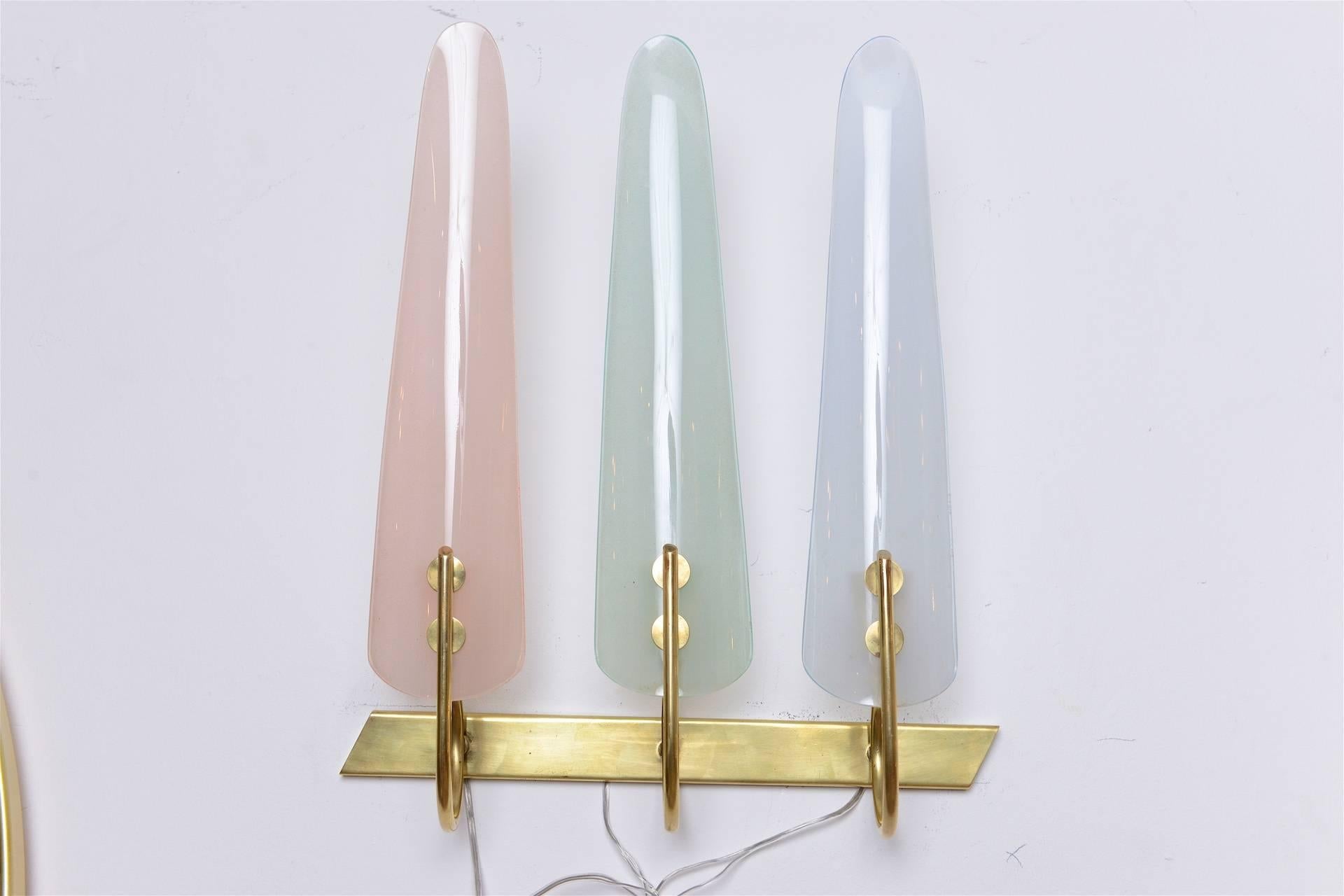 Similar in style to Dahlia wall lights by Max Ingrand for Fontana Arte

Pair of Italian wall lights. There are two other pairs of these lights with different color combinations. Can be used as a set of six lights

Pastel shades of salmon, green,