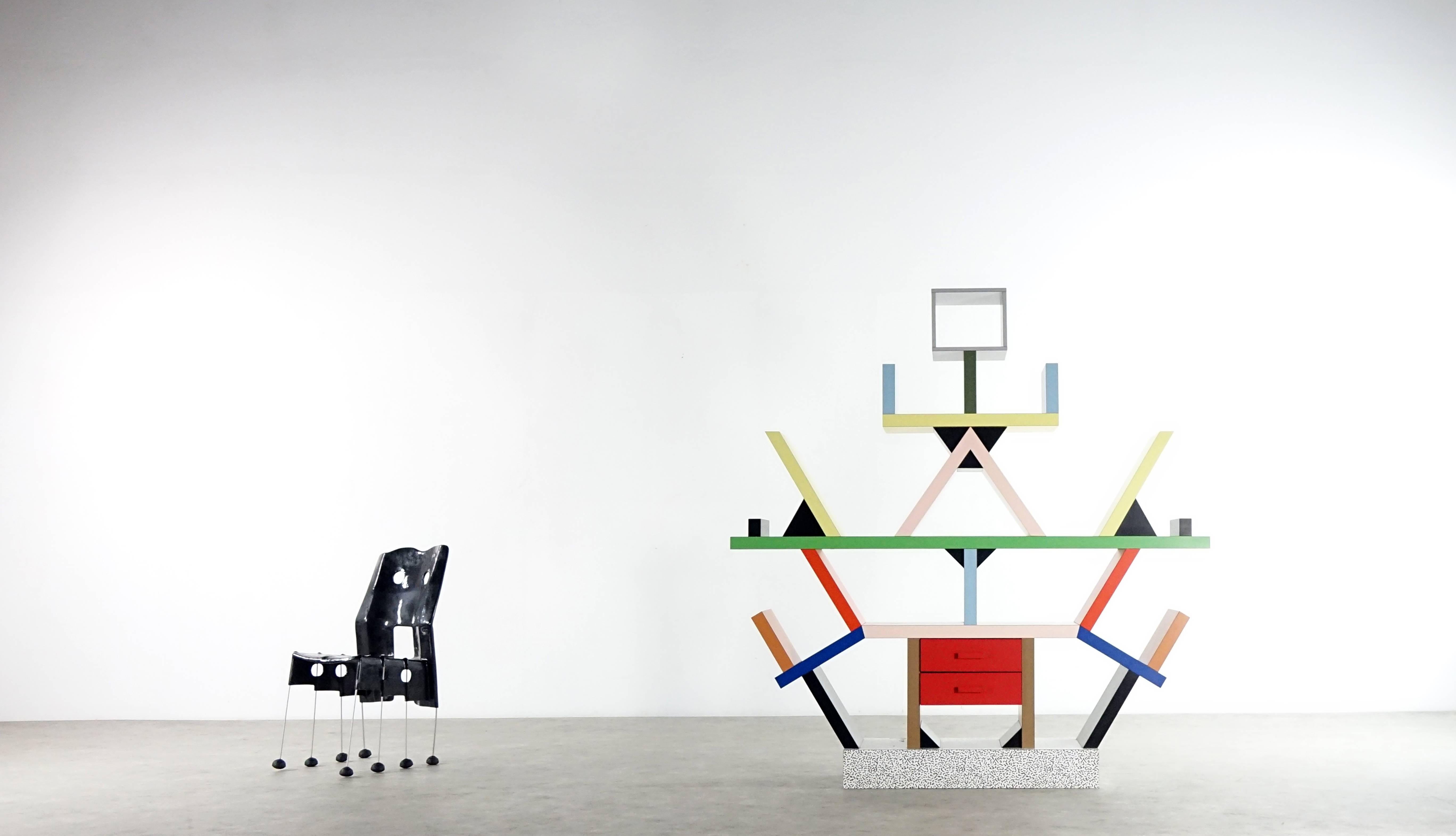 Lorsque le groupe de design milanais Memphis a présenté pour la première fois ses travaux en septembre 1981:: le séparateur de pièces 