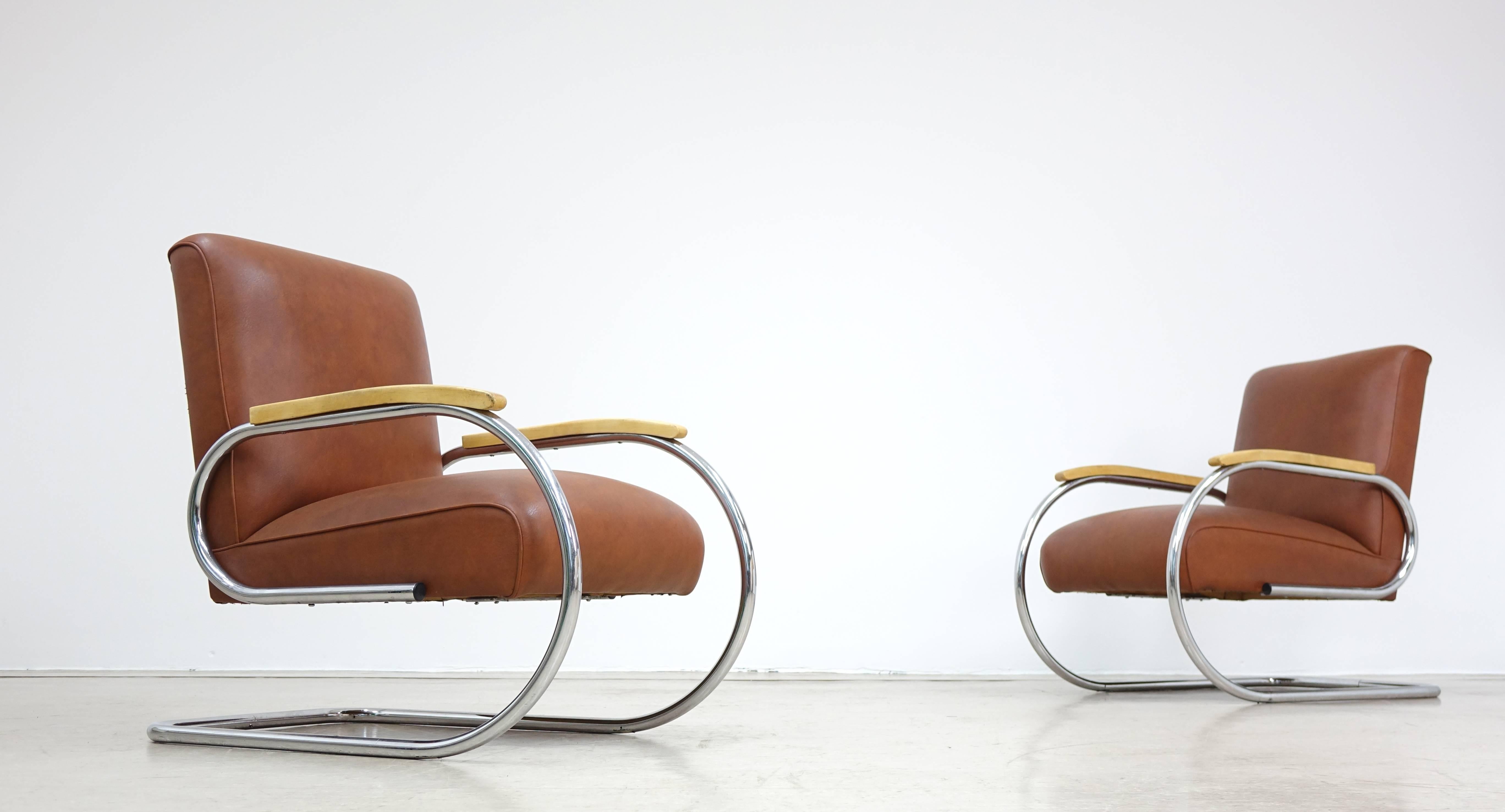 Tubax, France, Belgium.
Bauhaus Stelltube easy chair or clubchair, chromed steeltube with wooden armrests, very comfortable swinging is possible!