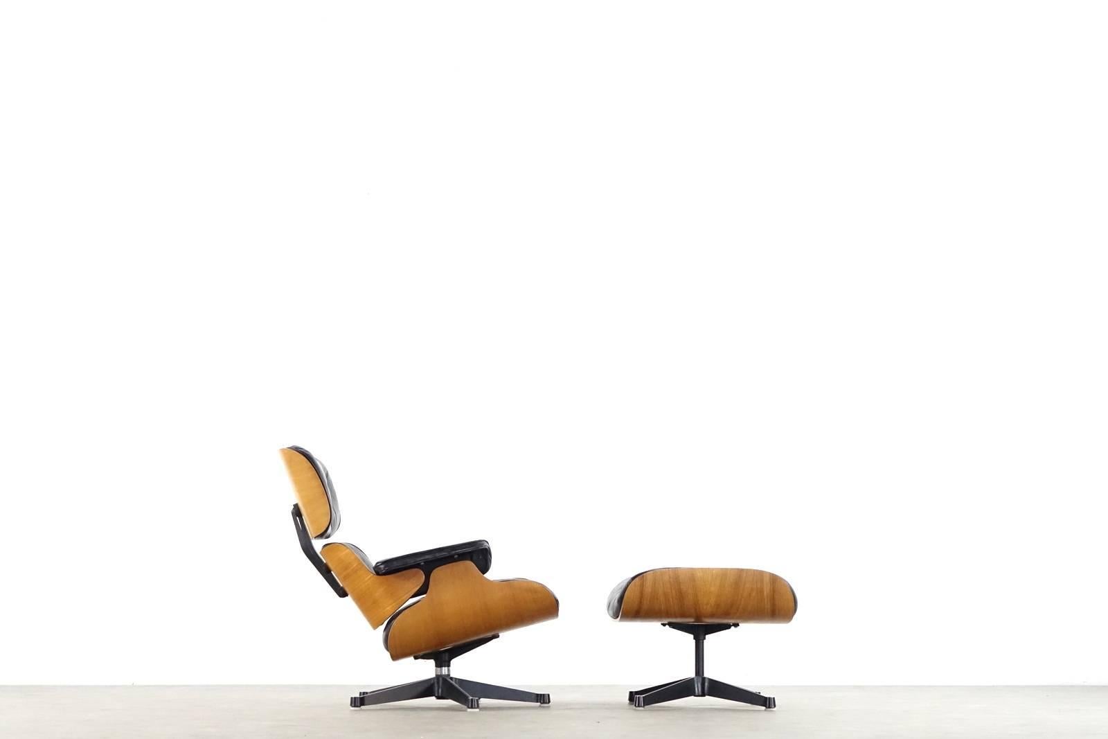 Very early Charles & Ray Eames rosewood lounge chair with 

ottoman from European version contura 1957-1965.

The lounge chair is in very good condition and absolutely collectible.