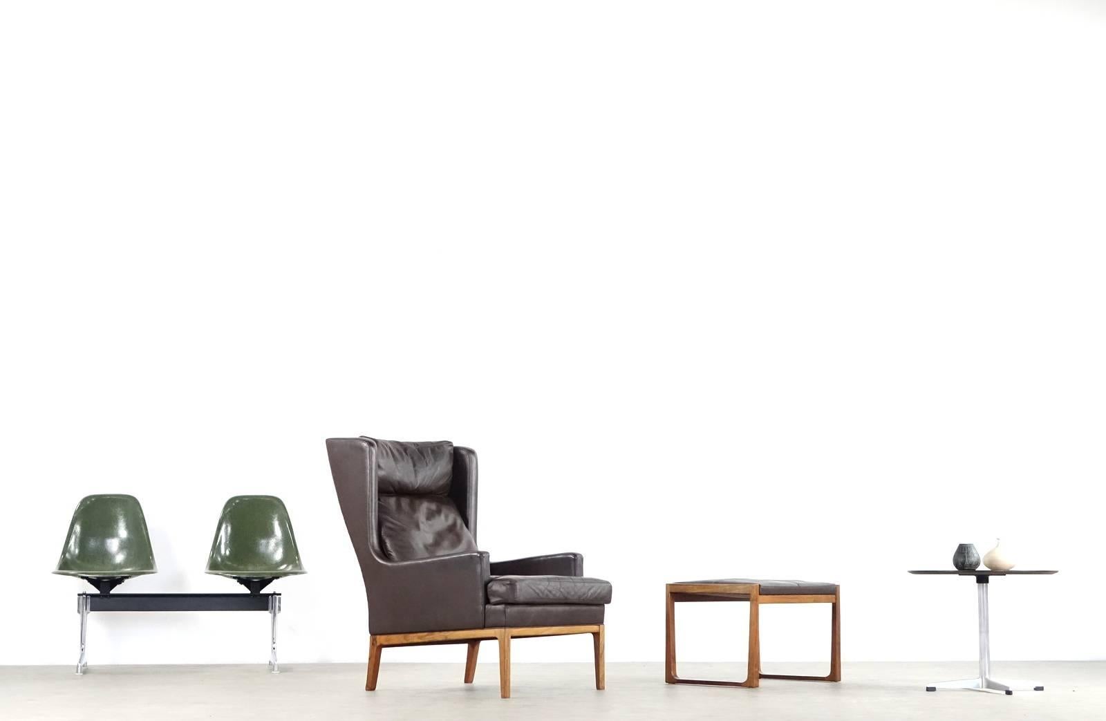 Kill International high back chair and ottoman in brown leather with rosewood.

The high class quality and the seating comfort are combined perfectly in this unusual design classics.

 
