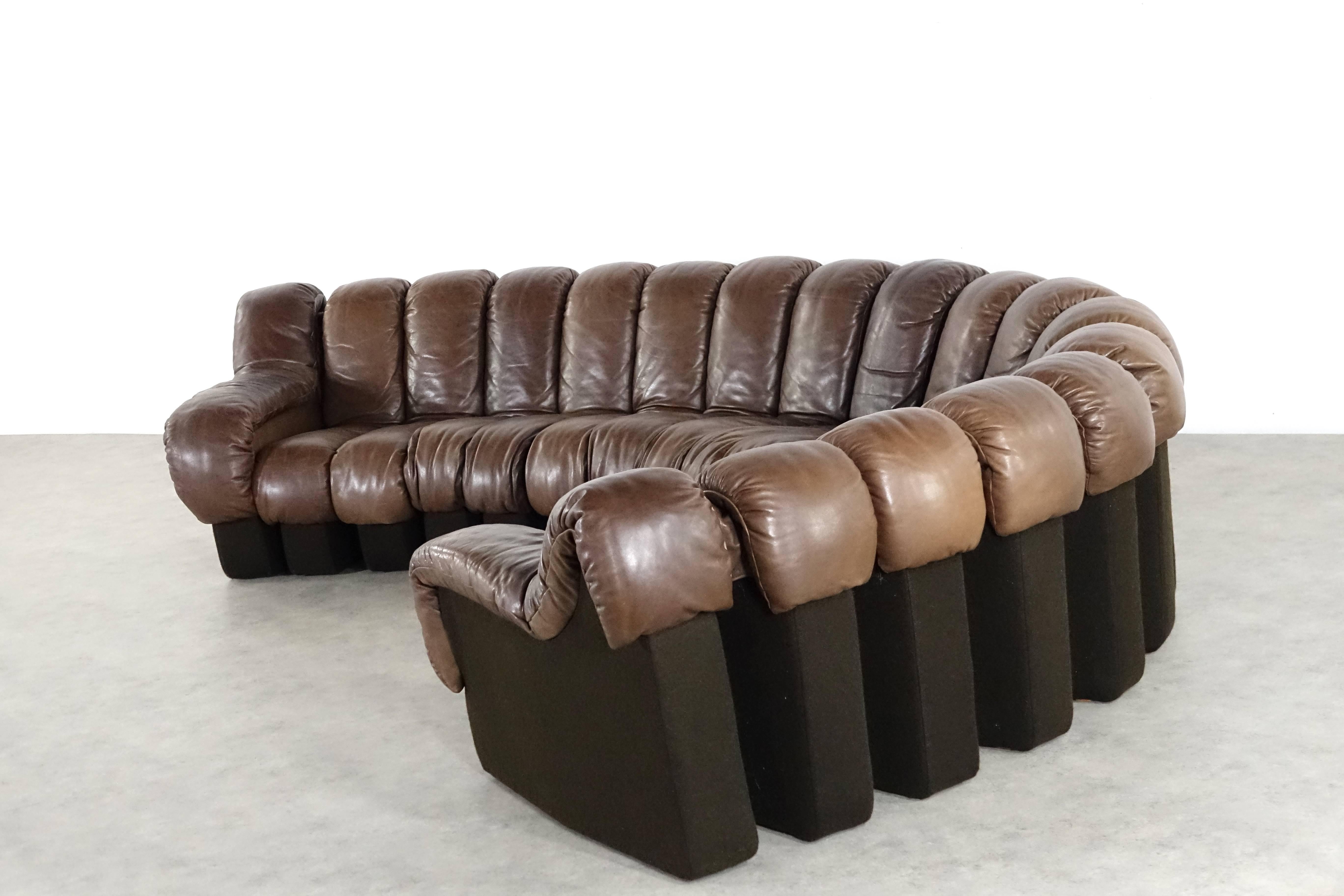 De Sede DS 600.
Design by Ueli bergere, Eleonore Peduzzi-Riva, Heinz Ulrich, Klaus Vogt, 1972.

Modulable endless highclass leather sofa...18 elements in chocolate leather! Perfect vintage condition....with very nice patina!
Non-stop, endless