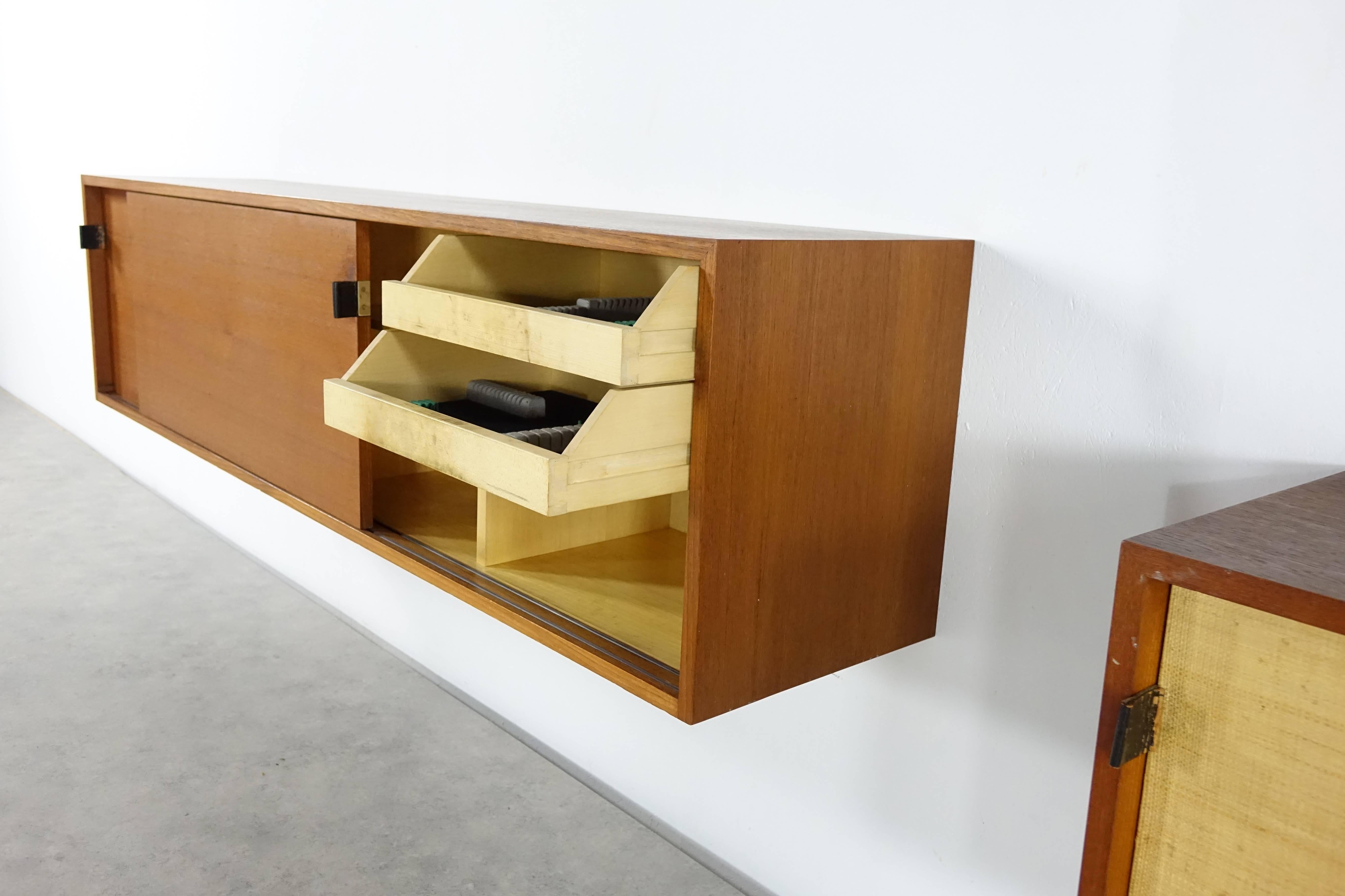 Florence Knoll 1952 Teak Wall-Mounted Sideboard Knoll International In Excellent Condition In Munster, NRW