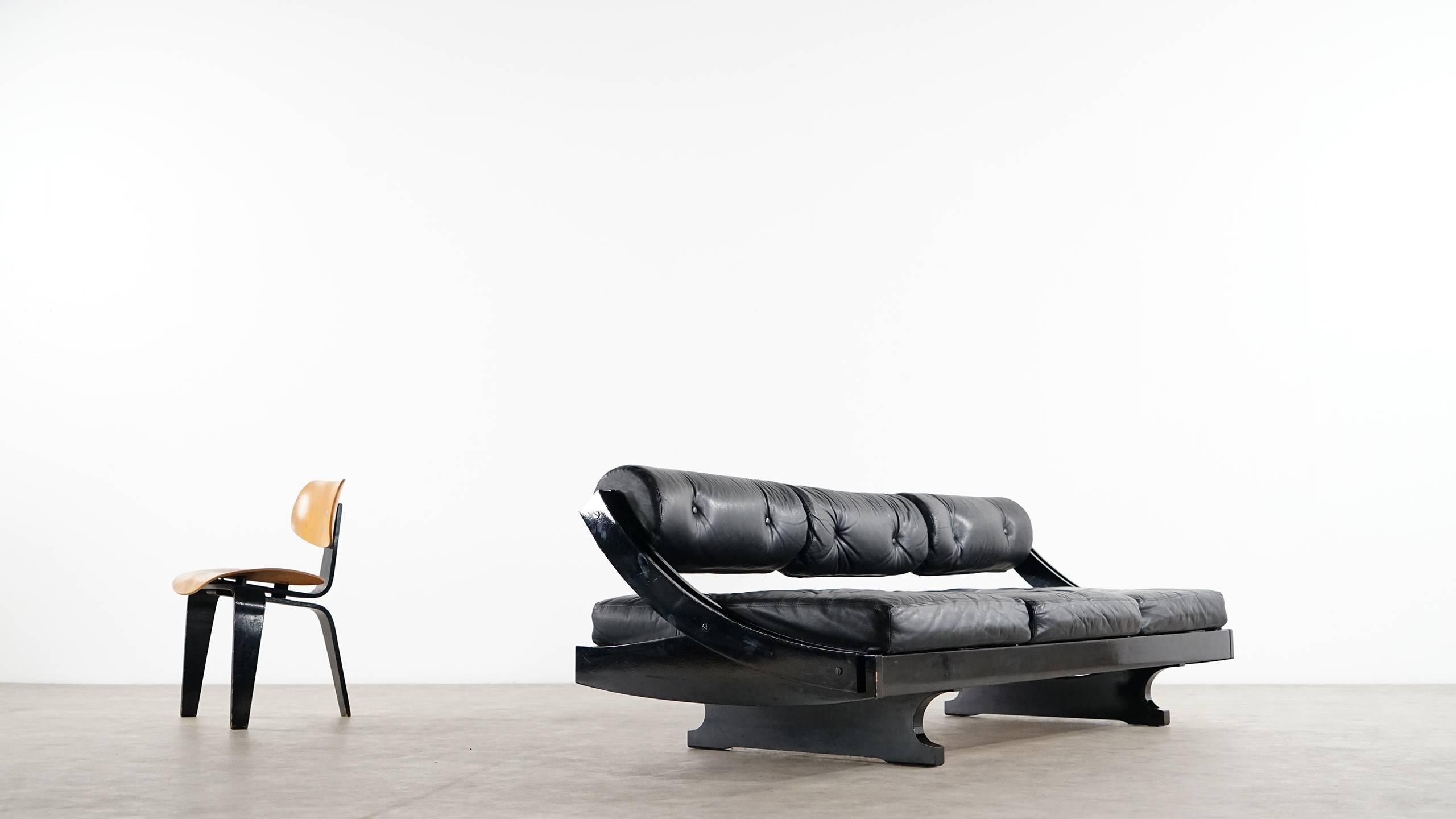 Elegant black and black version of the famous GS195 daybed, designed in 1963 by Gianni Songia for Sormani. The backrest can be adapte to make it a daybed, black leather and shiny black wooden frame. All original!