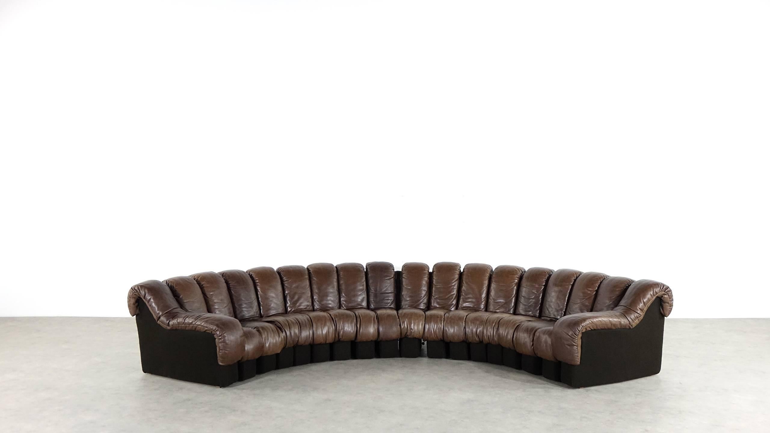 De Sede DS 600.
Design by Ueli bergere, Eleonore Peduzzi-Riva, Heinz Ulrich, Klaus Vogt, 1972.

Modulable endless highclass leather sofa. 18 elements in chocolate leather! Perfect vintage condition. With very nice patina!
Non-stop, endless sofa