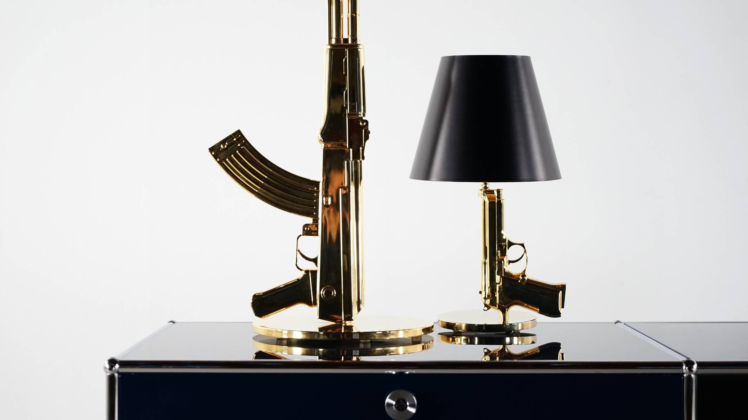 Voici une lampe légendaire de Philippe Starck pour Flos. 
en aluminium avec un couvercle en or 18 carats. Parfait état !

l'offre est pour le pistolet de chevet:: qui mesure environ 42::6cm de haut:: le pistolet de table AK47 est vendu... 
Flos -