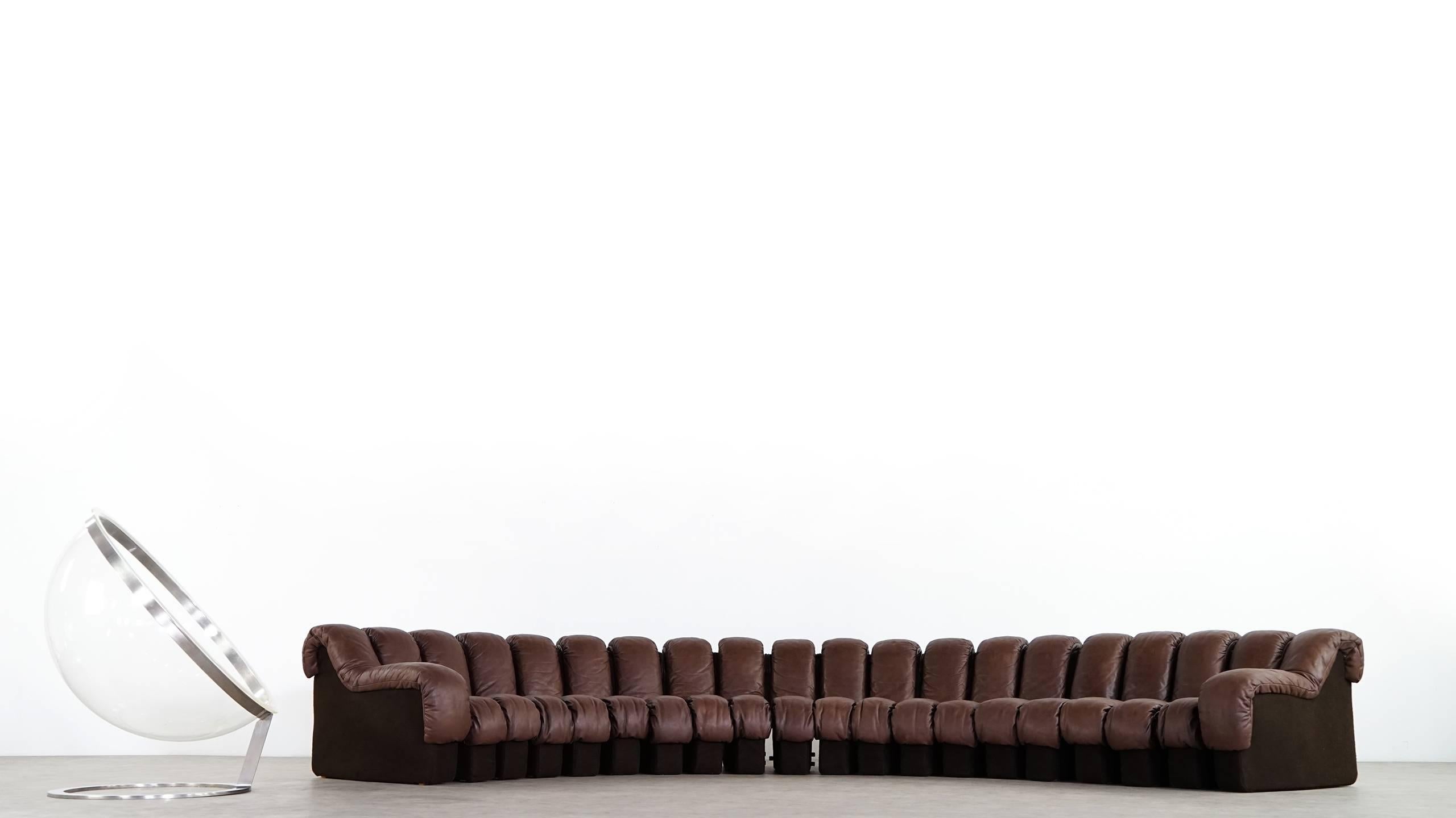 De Sede DS 600.
Design by Ueli Berger, Eleonore Peduzzi-Riva, Heinz Ulrich, Klaus Vogt, 1972.

Modulable endless highclass leather sofa. 20 elements in smooth chocolate leather! Perfect vintage condition. With very nice patina!
Non-stop, endless