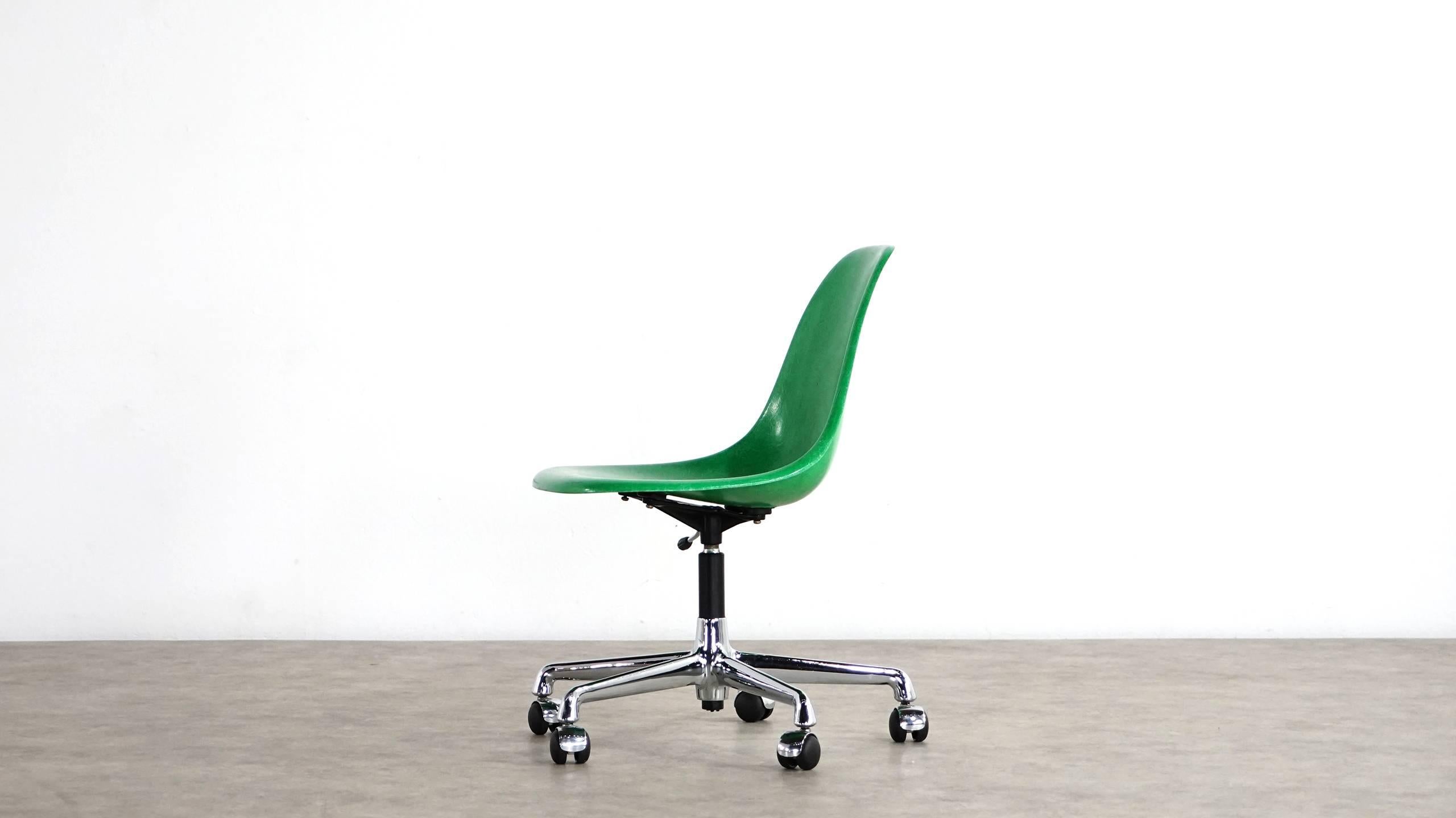 Rare office swivel chair by Charles Eames for Herman Miller, comes with a fantastic apple green fiberglass shell with stamped Herman Miller logo.

The height adjust allows working from 42cm to 56cm.

Very nice, original vintage condition.