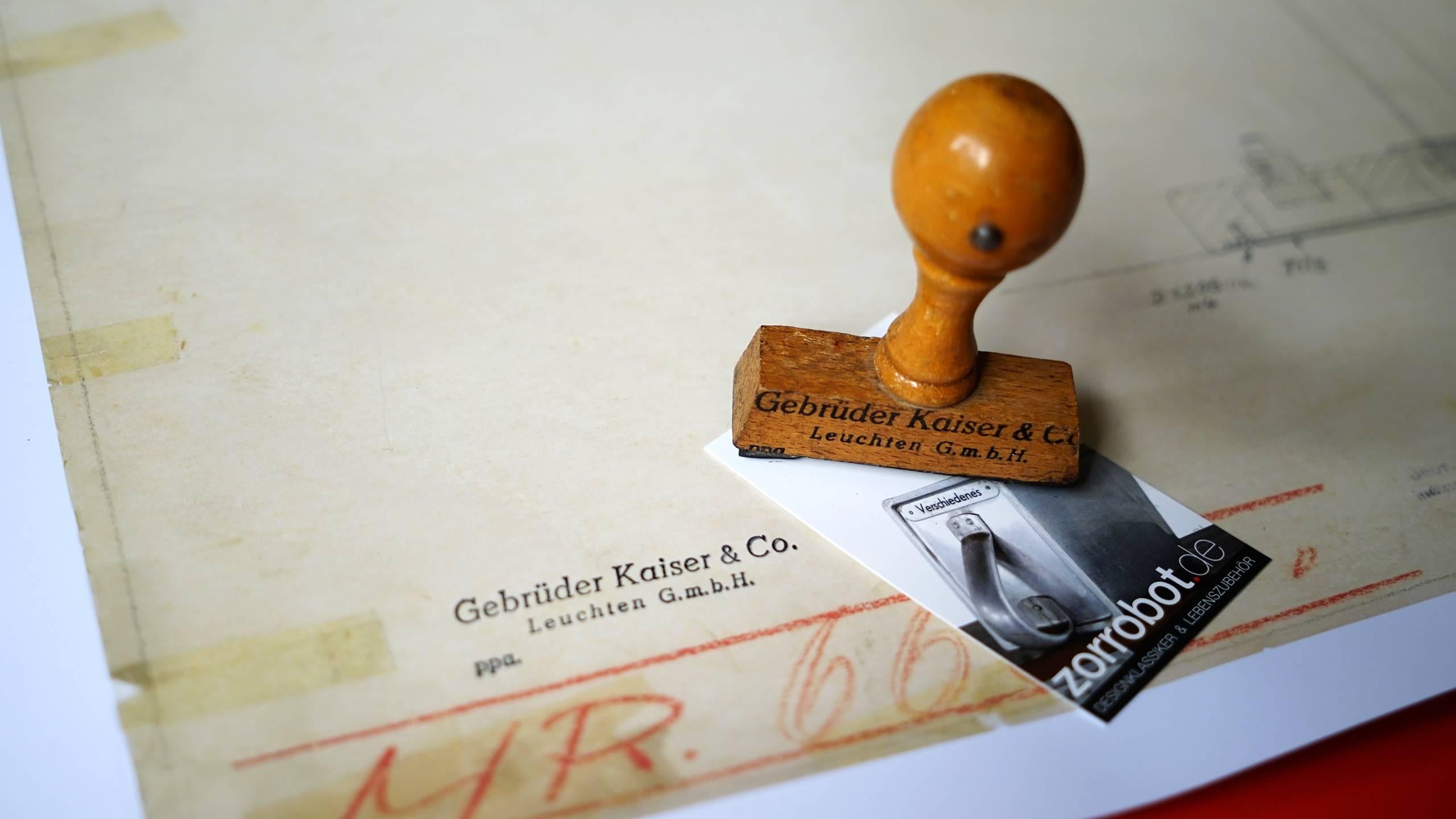 Hochwertiger Druck der Originalzeichnung von Christian Dell für Kaiser Idell und seine berühmte Bauhaus-Lampe.

598mm x 455mm, gestempelt mit original Kaiser Idell 
