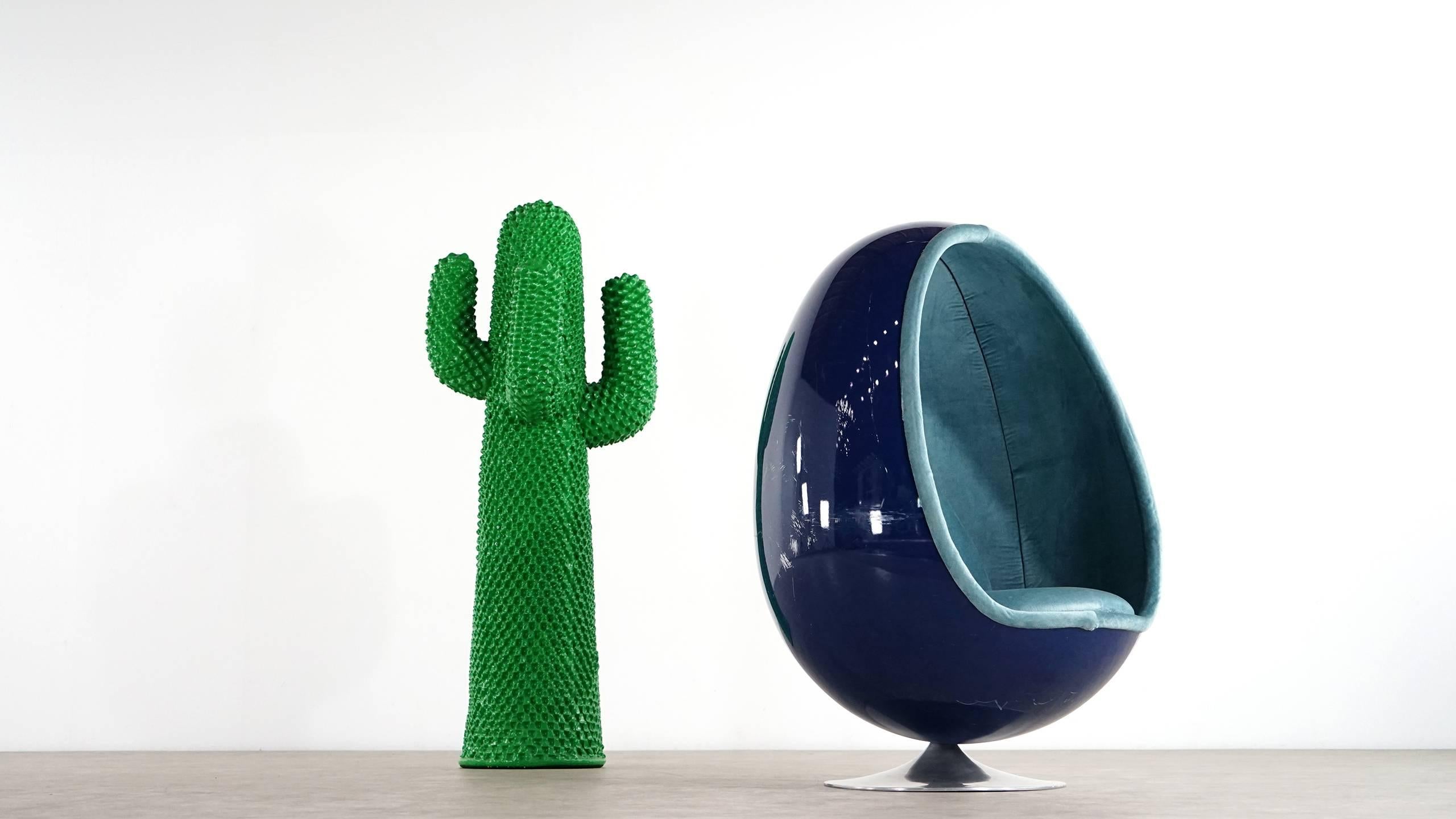 Amazing Ovalia Egg chair designed in late 1960s by Henrik Thor-Larsen. The chair has its original upholstery. Base is made of aluminium and shell is made of glass fibre coated in blue with some scratches.