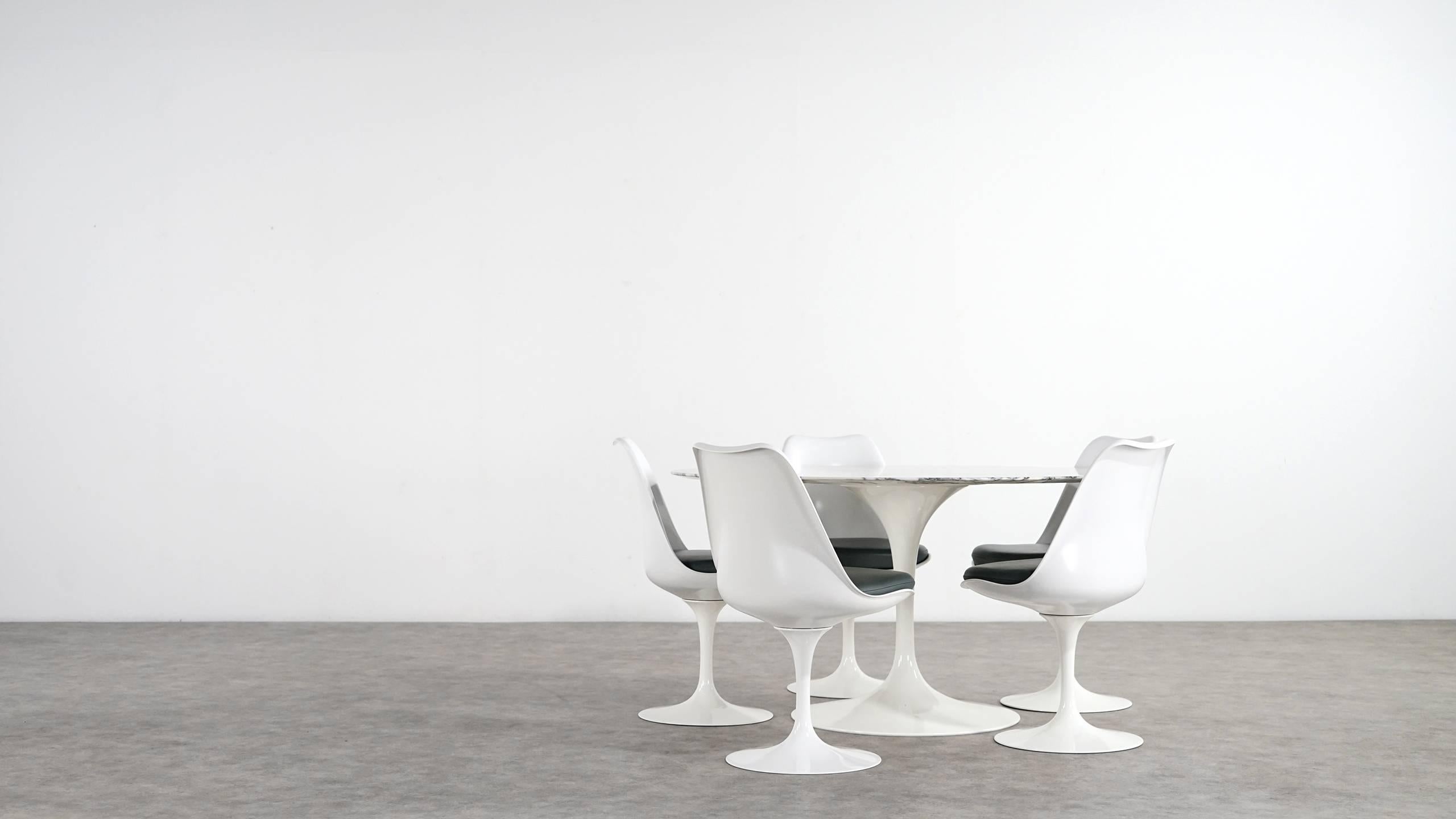 American Eero Saarinen Pedestal Tulip Dining Table, 1955 for Knoll International Marble